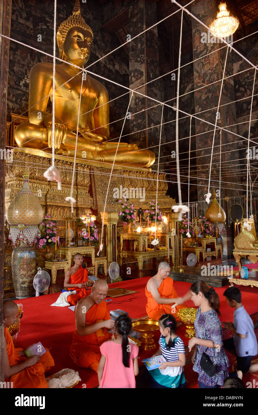 Mönch Segen Menschen in die wichtigsten Viharn des Wat Suthat Bangkok, Thailand, Südostasien, Asien Stockfoto