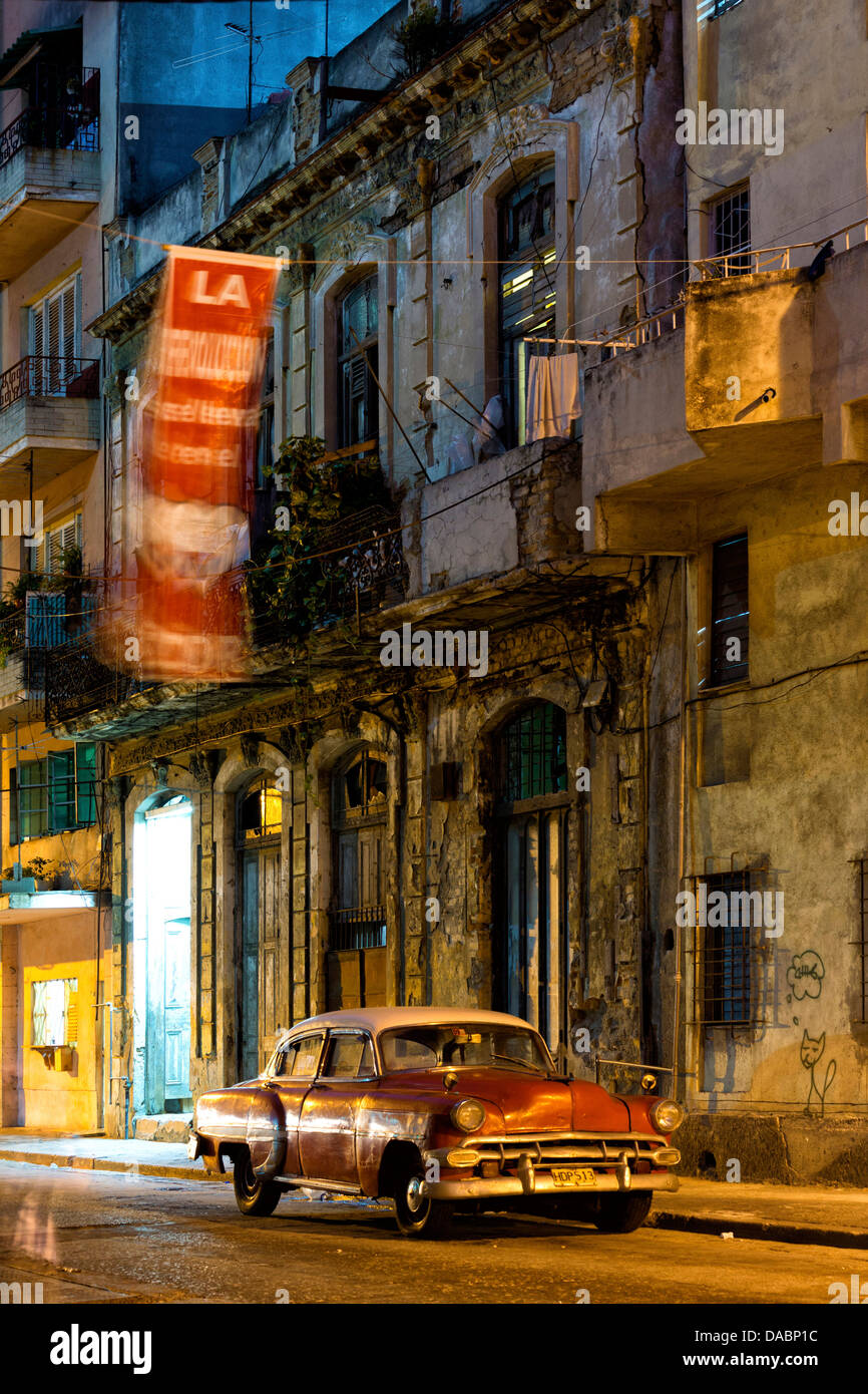 Straßenszene mit amerikanischen Oldtimer und revolutionäre Banner, Zentralamerika, Westindien, Havanna, Kuba, Havanna Centro Stockfoto