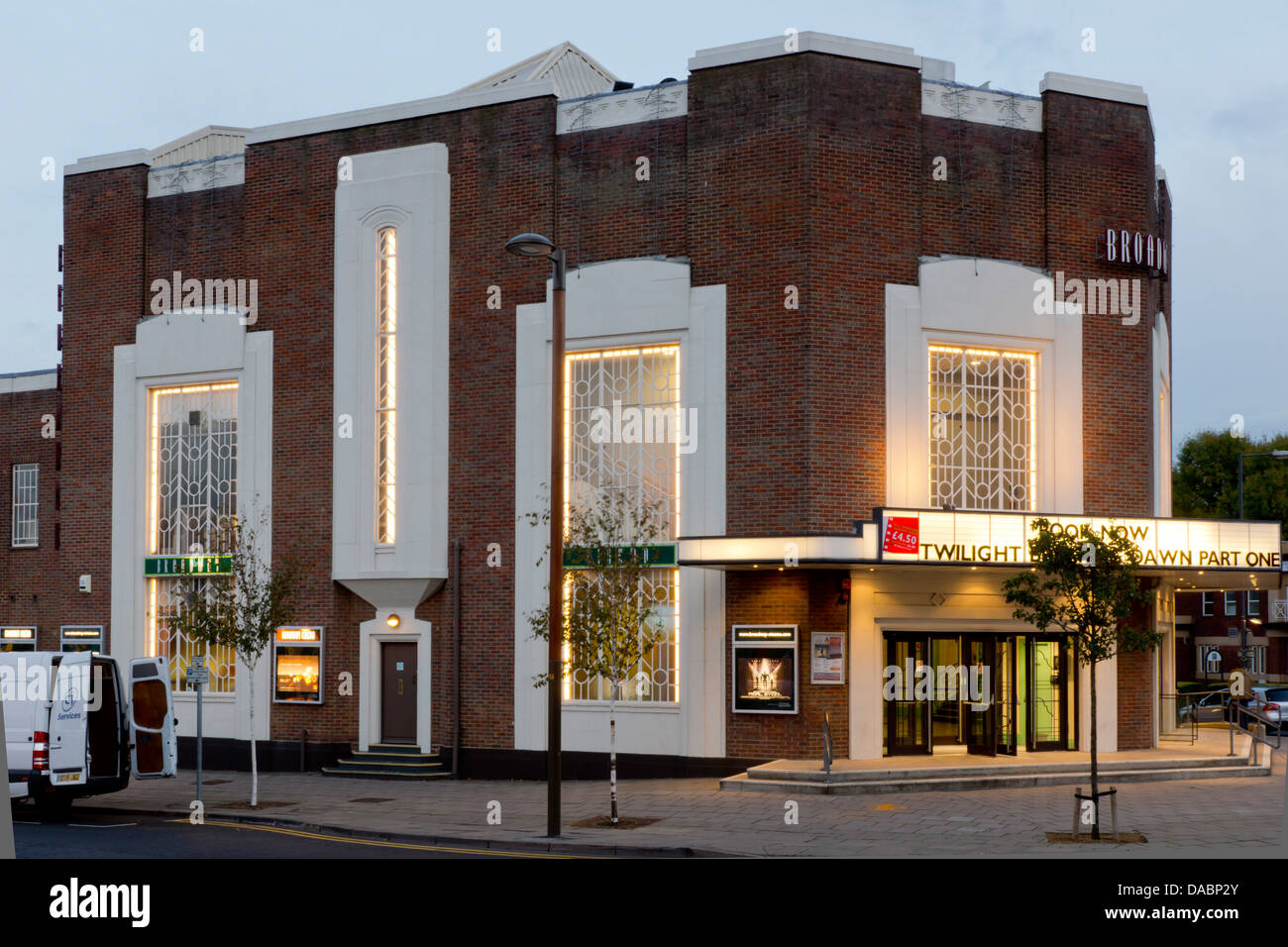 Die berühmten Art-Deco-Broadway Kino in Letchworth Garden City, beleuchtet in der Abenddämmerung, Letchworth, Hertfordshire, England, UK Stockfoto
