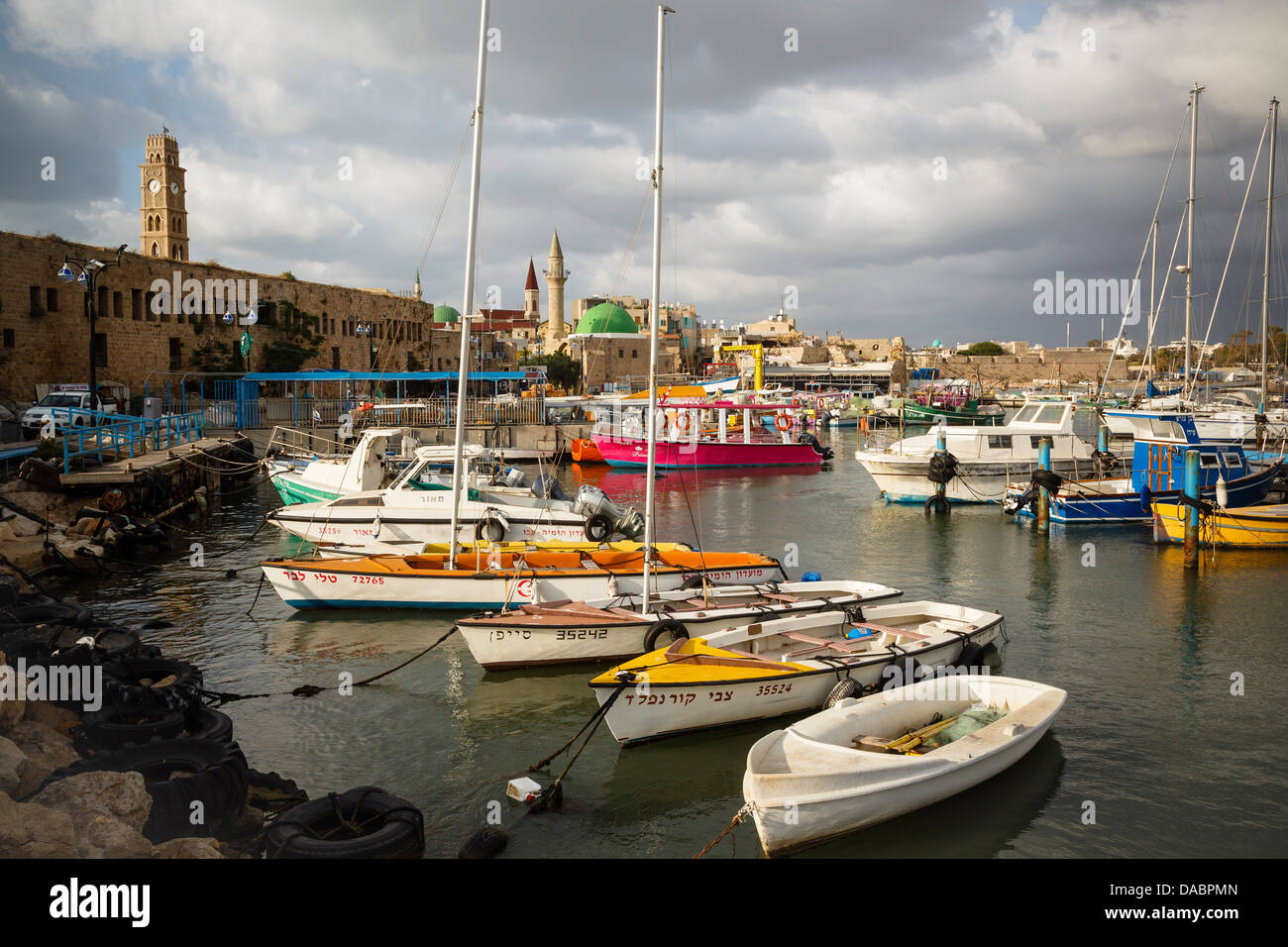 Der Hafen in der Altstadt von Akko (Acre), UNESCO-Weltkulturerbe, Israel, Nahost Stockfoto