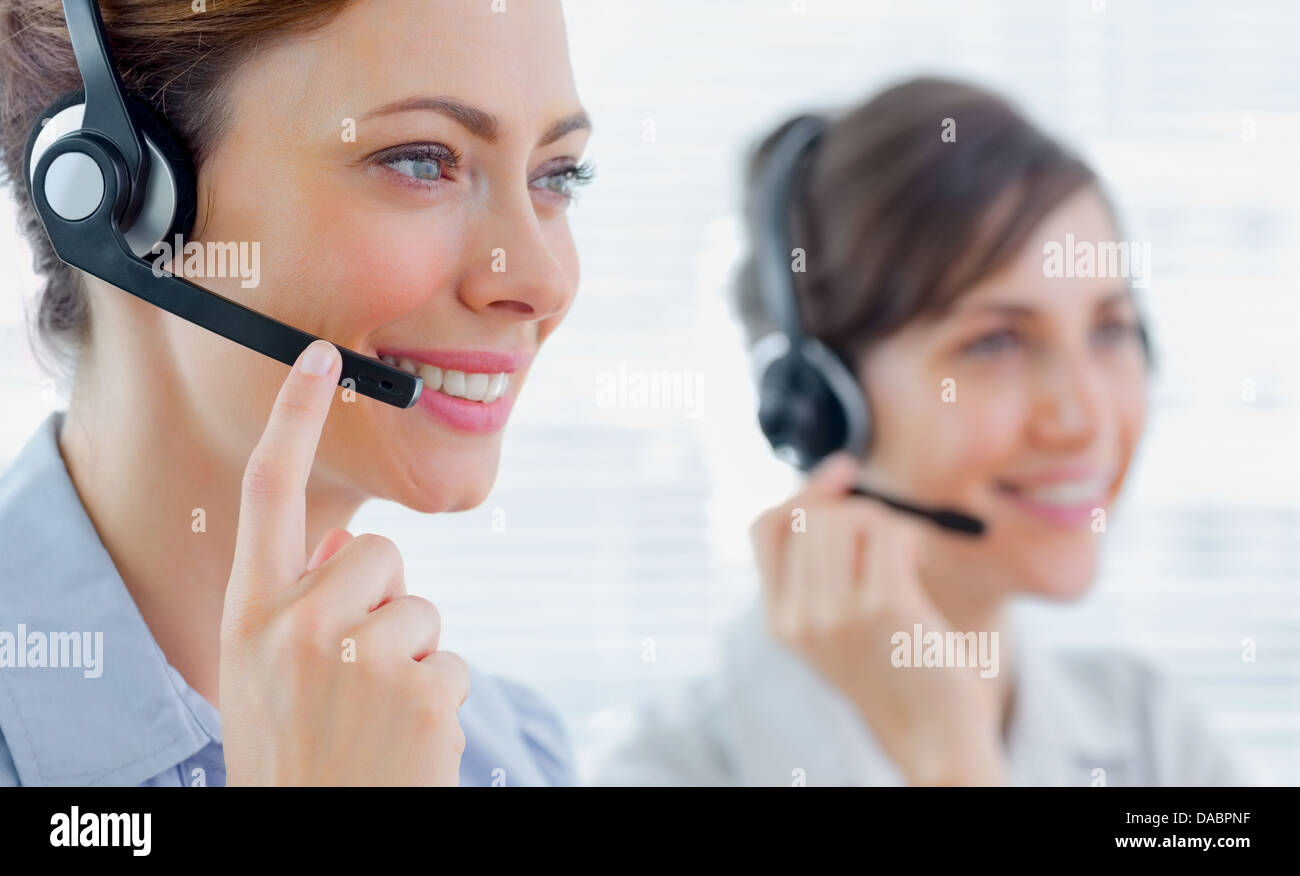 Call Center Agenten mit Headsets bei der Arbeit Stockfoto