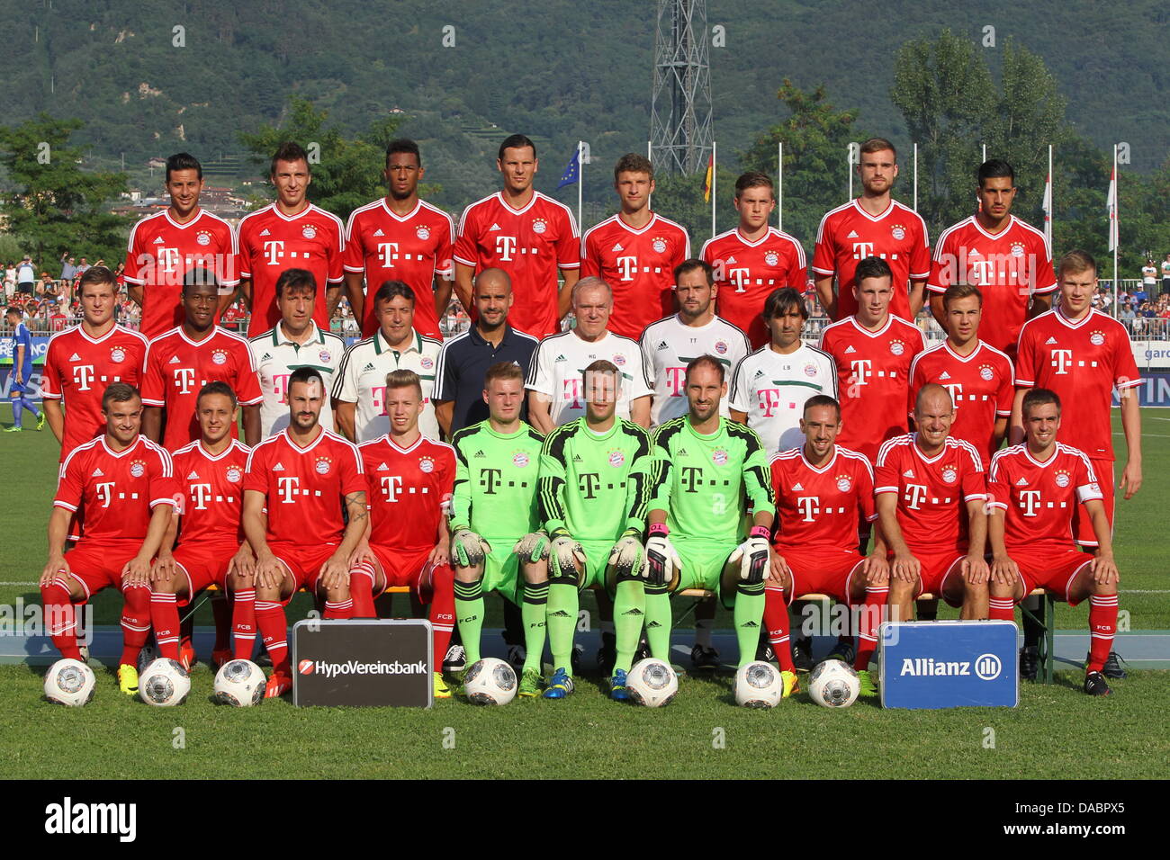 Das Team des FC Bayern München posieren für ein Gruppenfoto in Arco, Italien, 9. Juli 2013. Front row L-r: Xherdan Shaquiri, Rafinha, Diego Contento, Mitchell Weiser, Lukas Raeder, Manuel Neuer, Tom Starke, Franck Ribery, Arjen Robben, Philipp Lahm. Mittlere Reihe L-r: Toni Kroos, David Alaba, Co-Trainer Carles Planchart, Co-Trainer Domenec Torrent, Head coach Pep Guardiola, Co-Trainer Hermann Gerland, Torwarttrainer Toni Tapalovic, Fitness-Coach Lorenzo Buenaventura, Pierre Hojbjerg, Mario Goetze, Holger Badstuber. Hintere Reihe L-r: Claudio Pizarro, Mario Mandzukic, Jerome Boateng, Daniel van B Stockfoto