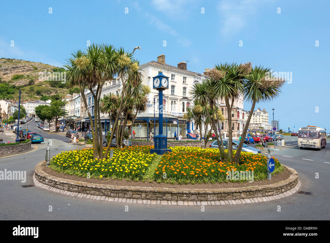 Die floralen Kreisverkehr und die Uhr im Zentrum von Llandudno viktorianischen Seestadt resort in Clwyd Nord-Wales. Stockfoto