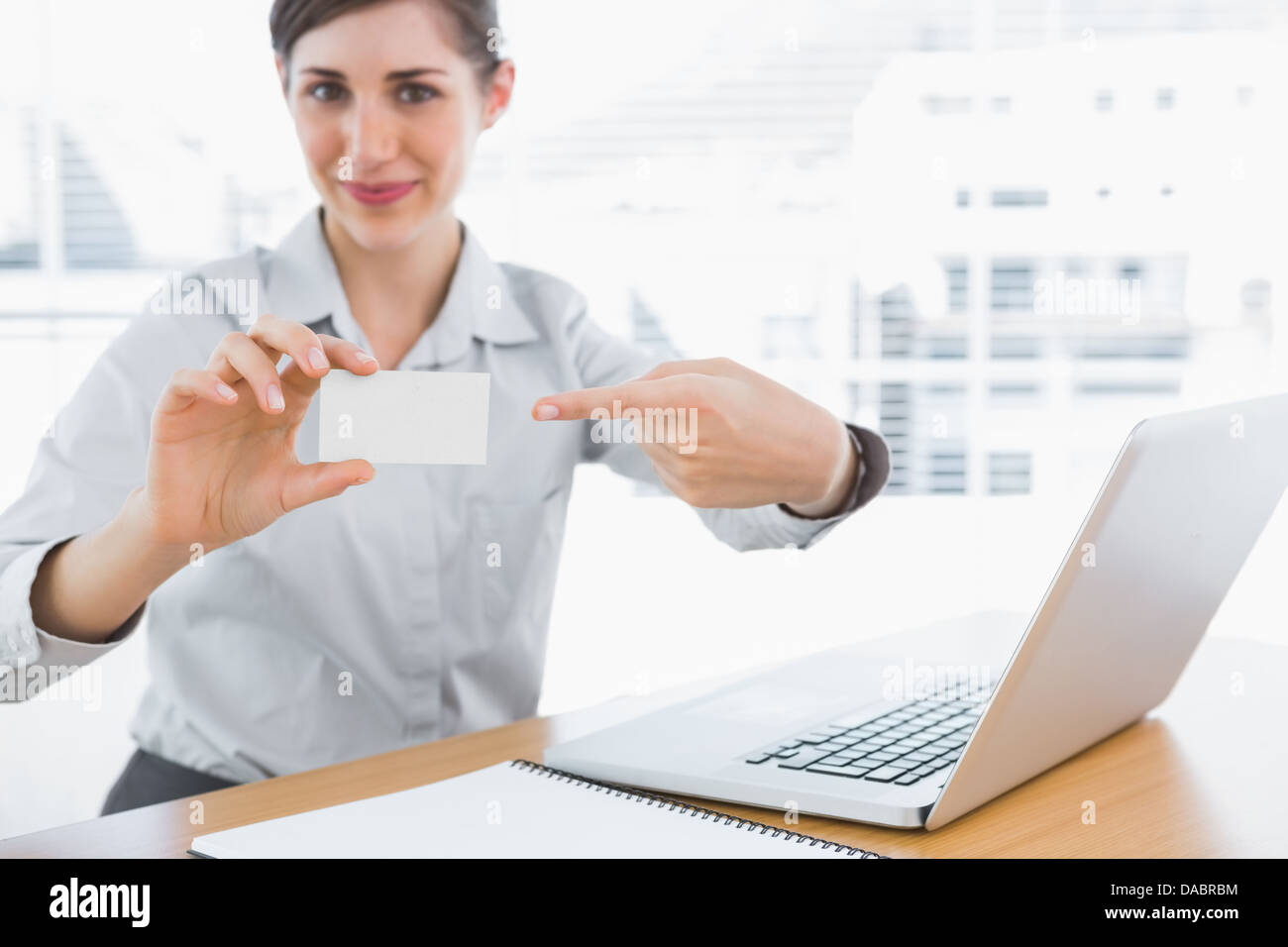 Junge Geschäftsfrau auf leere Visitenkarte Stockfoto