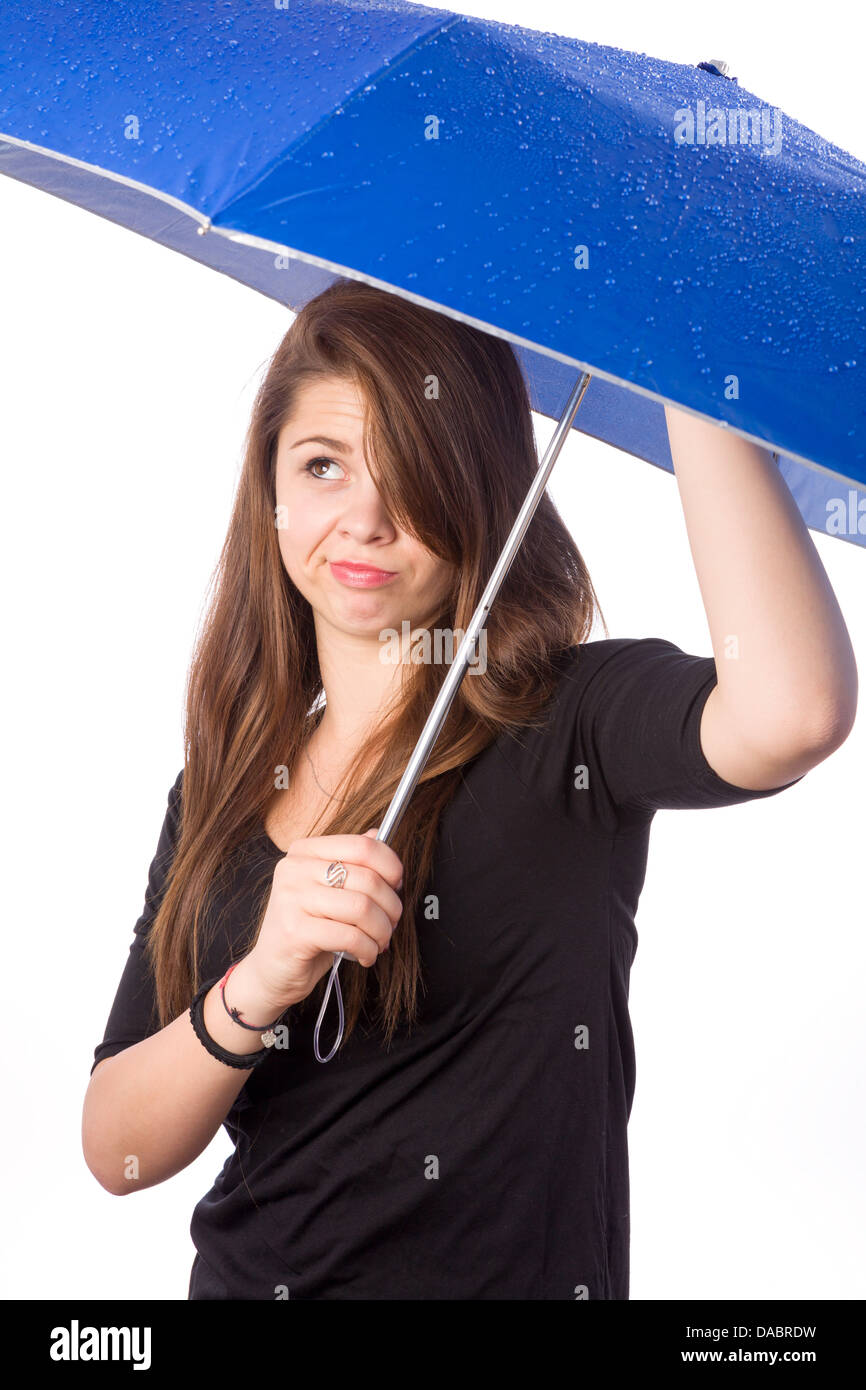 schönes Mädchen mit nassen Regenschirm mit Regen Tropfen aufgeregt durch das Wetter Stockfoto