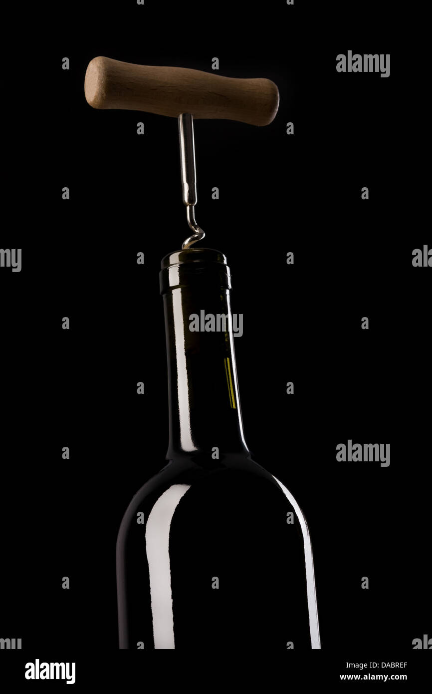 Silhouette einer Flasche Rotwein mit einem Korkenzieher montiert an der Spitze Stockfoto