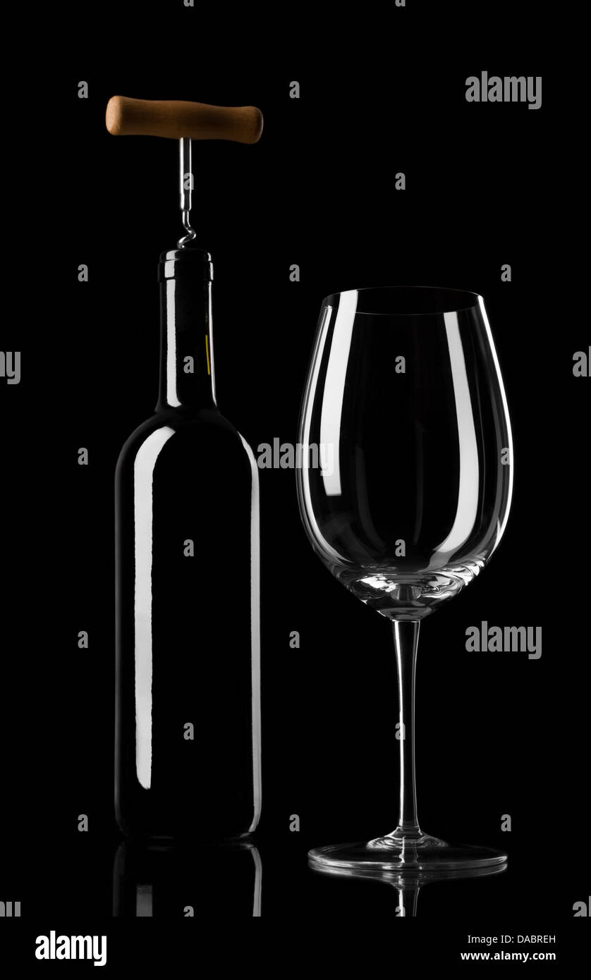 Silhouetten von einer Flasche Wein mit einem Korkenzieher montiert auf Oberseite und ein leeres Glas auf schwarzem Hintergrund Stockfoto
