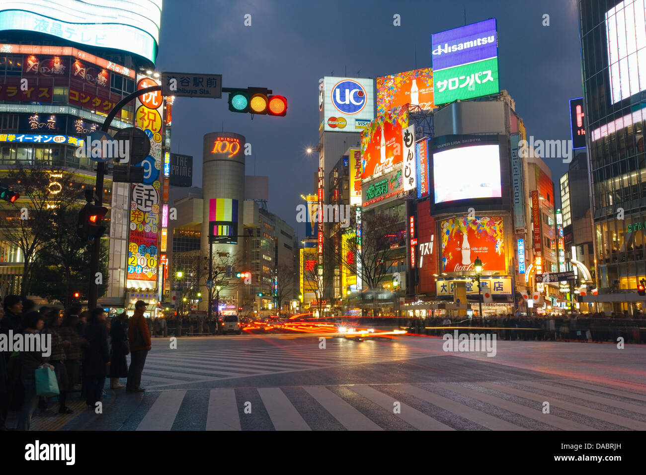 Neon-Leuchten von Shibuya in der Abenddämmerung, Tokio, Honshu, Japan, Asien Stockfoto