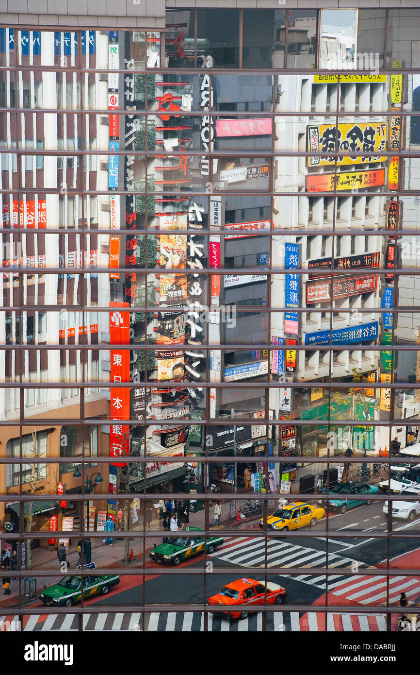 Straßenszene Reflexionen an einer belebten Shibuya Kreuzung, Tokio, Honshu, Japan, Asien Stockfoto