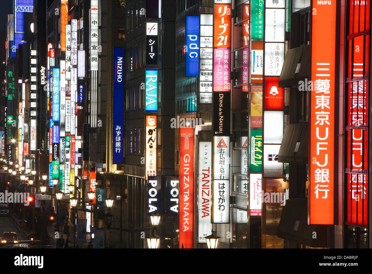 Chuo-Dori, erhöhte Ansicht in der Abenddämmerung entlang Tokios exklusivsten shopping Street, Ginza, Tokio, Honshu, Japan, Asien Stockfoto