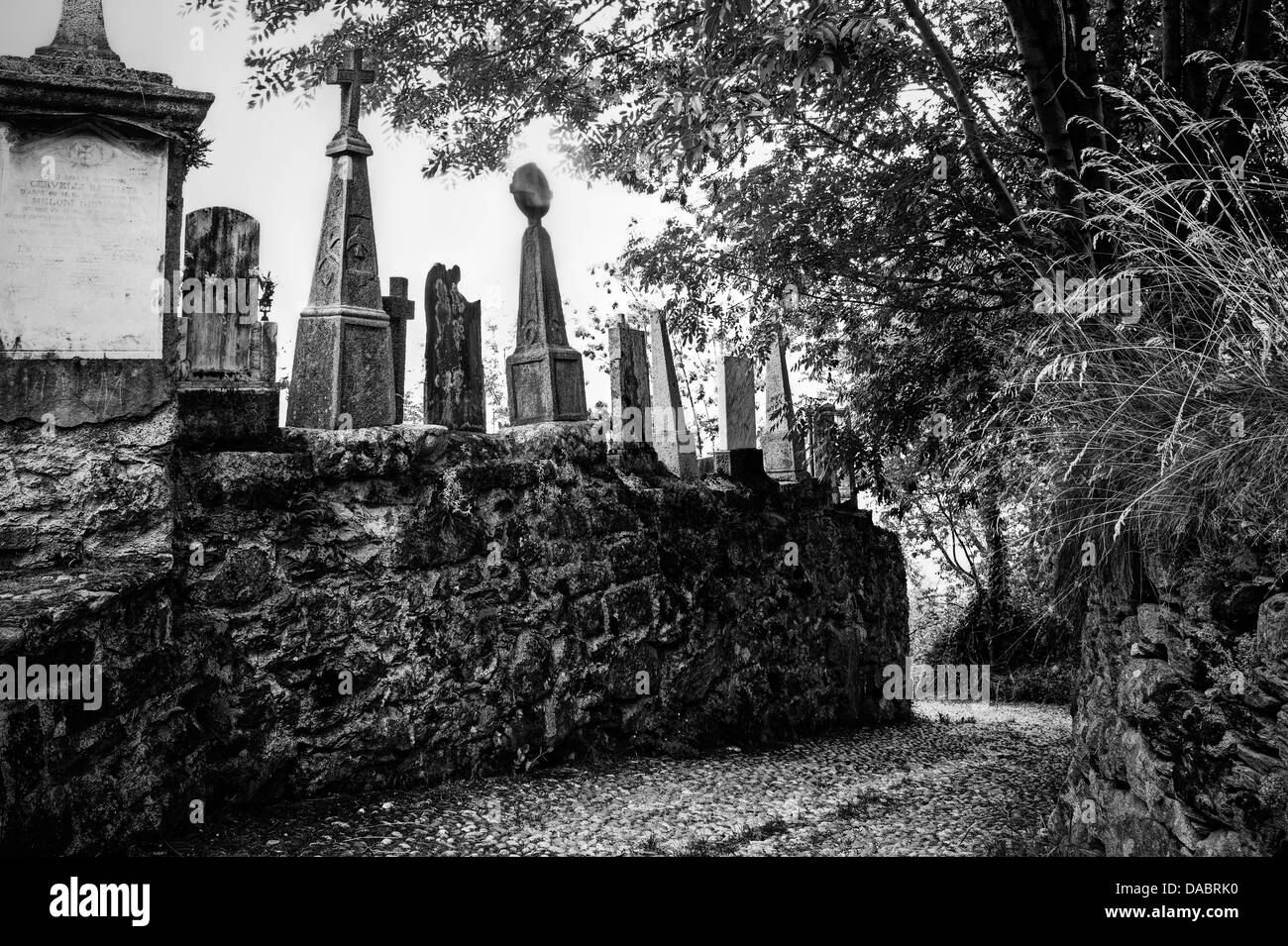 Italien. Straße entlang alter Friedhof Stockfoto