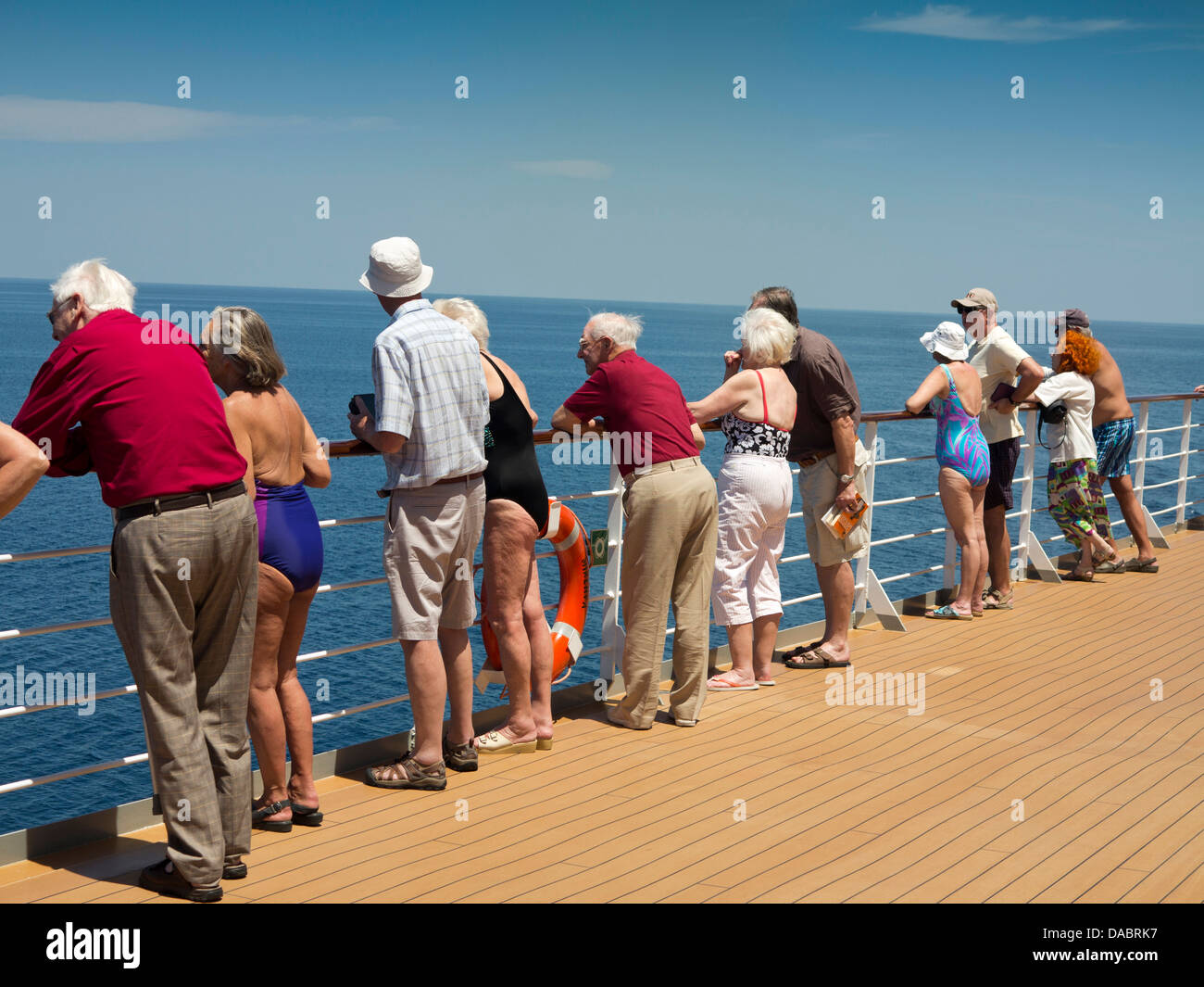 Salalah, Oman, Dhofar zu portieren, MV Minerva Passagiere Blick auf das Arabische Meer über Deck Geländer Stockfoto