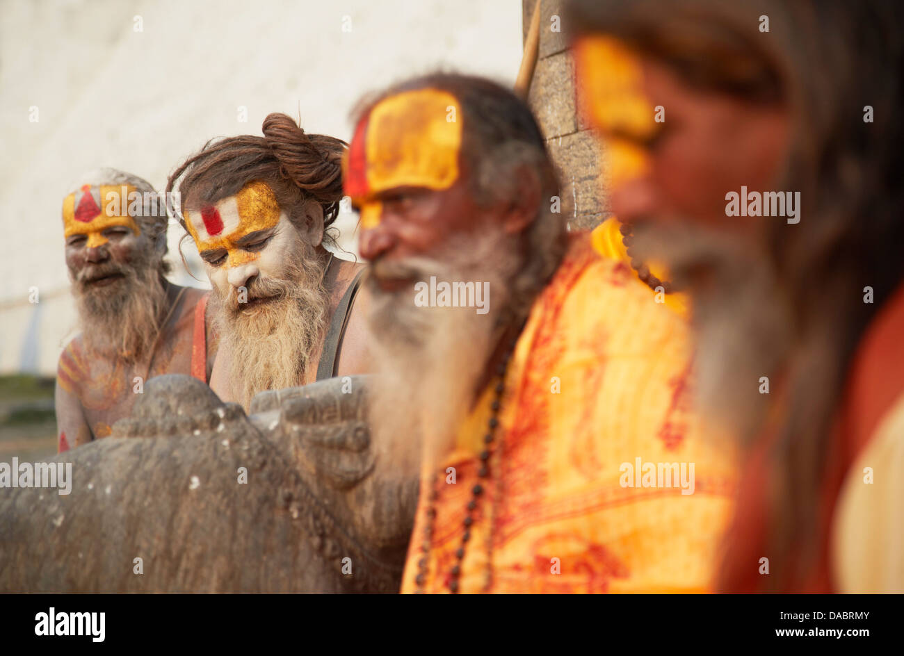 Sadhus (Heilige Männer) bei Pashupatinath Tempel, Kathmandu, Nepal, Asien Stockfoto