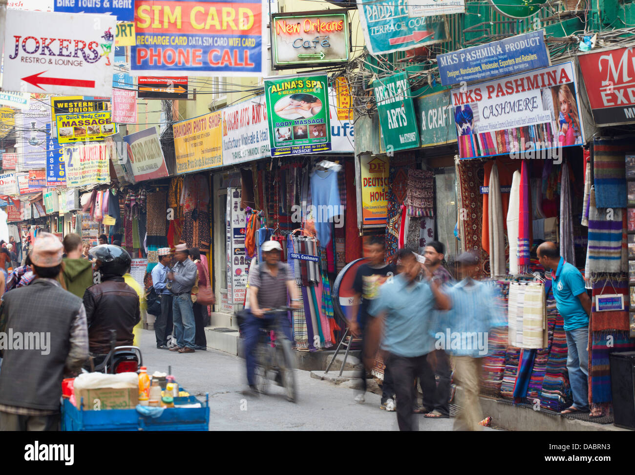 Menschen, die entlang der Straße, Thamel, Kathmandu, Nepal, Asien Stockfoto