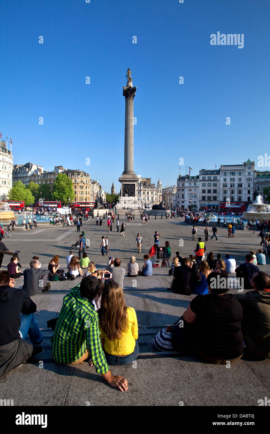 Touristen auf dem Trafalgar Square, London, England Stockfoto