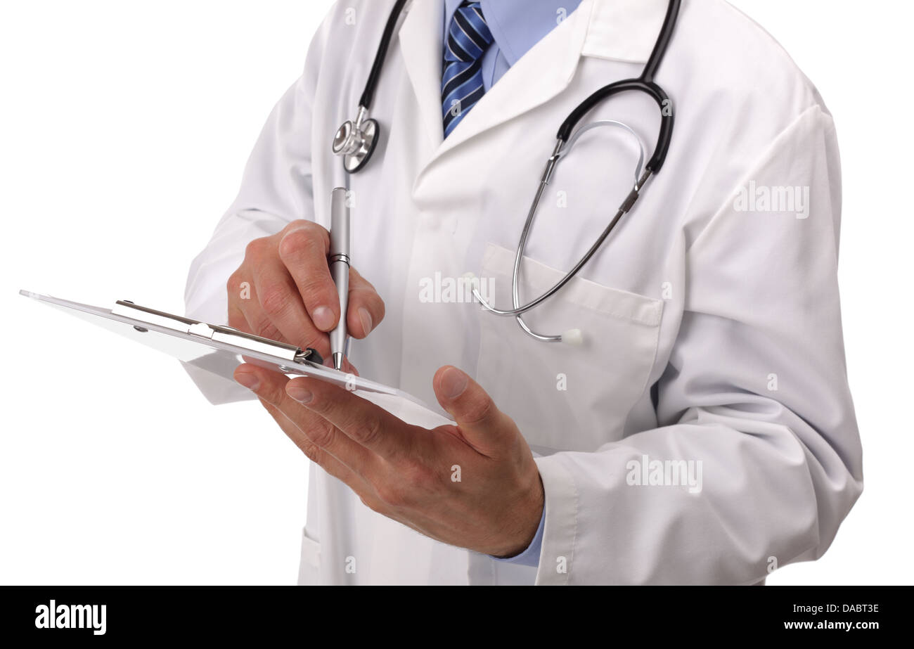 Arzt schriftlich auf medizinischen Diagramm Stockfoto