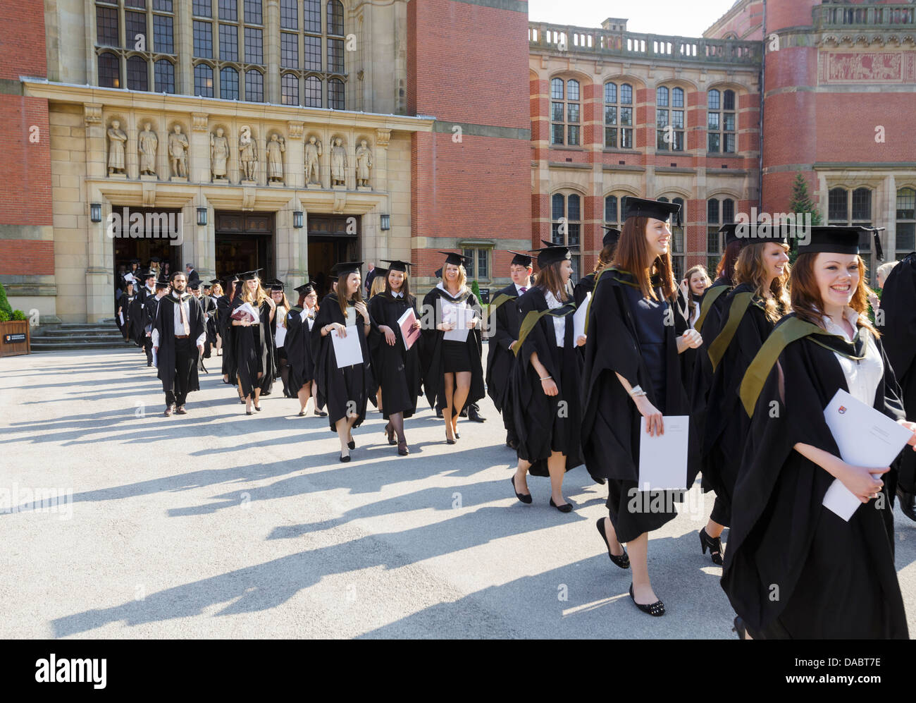 Absolventinnen und Absolventen verlassen die große Halle an der University of Birmingham, UK, nach der Abschlussfeier Stockfoto