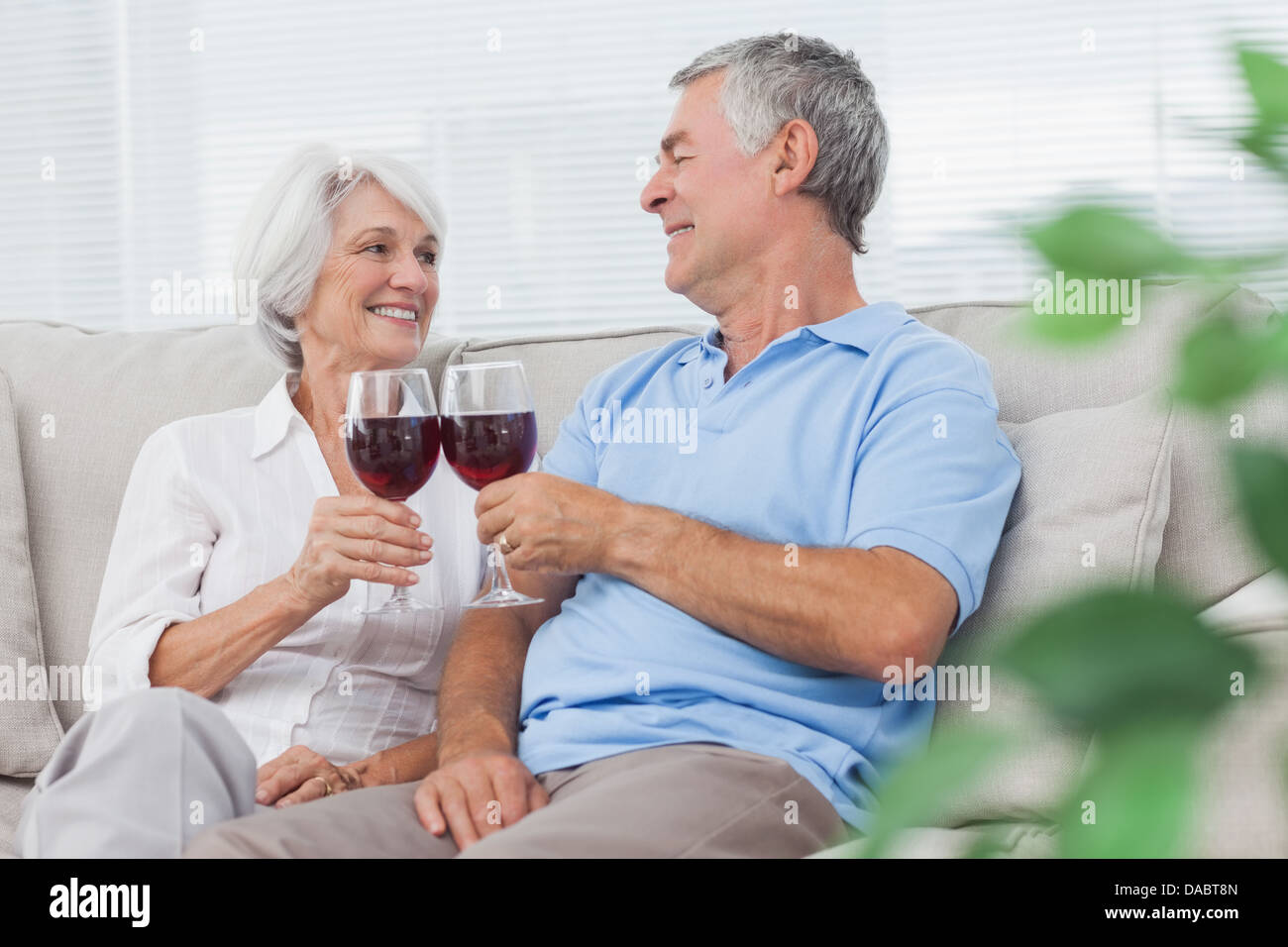 Paar, klirren die Gläser Rotwein Stockfoto