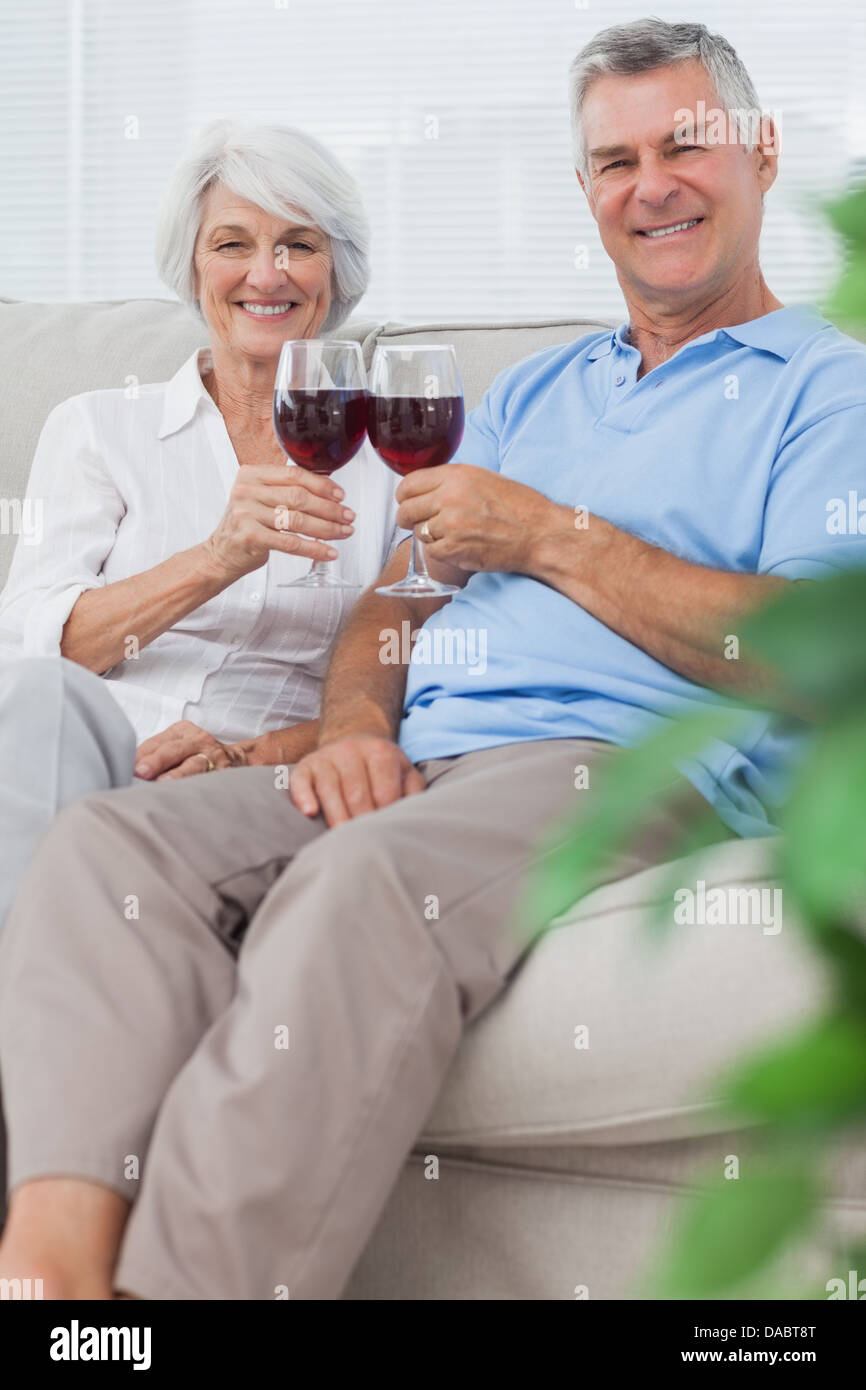 Mann und Frau, klirren die Gläser Rotwein Stockfoto