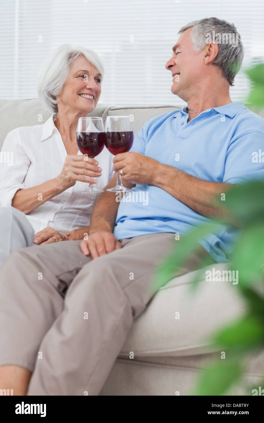 Frau und Mann klirren die Gläser Rotwein Stockfoto