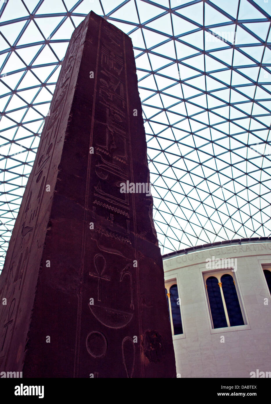 Decke der Great Court des British Museum und der schwarzen Kalksteinen Obelisk von Nektanebos II., ca. 350 v. Chr. Stockfoto