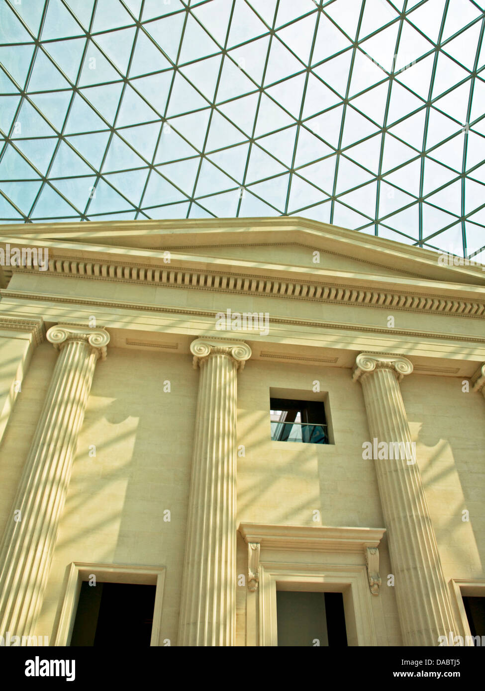 Der Great Court des British Museum zeigt Decke und ionischen Säulen am Eingang, Great Russell Street, London WC1, England Stockfoto