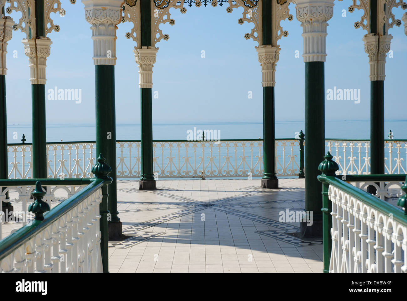 Blick auf das Meer von Brighton bandstand Stockfoto