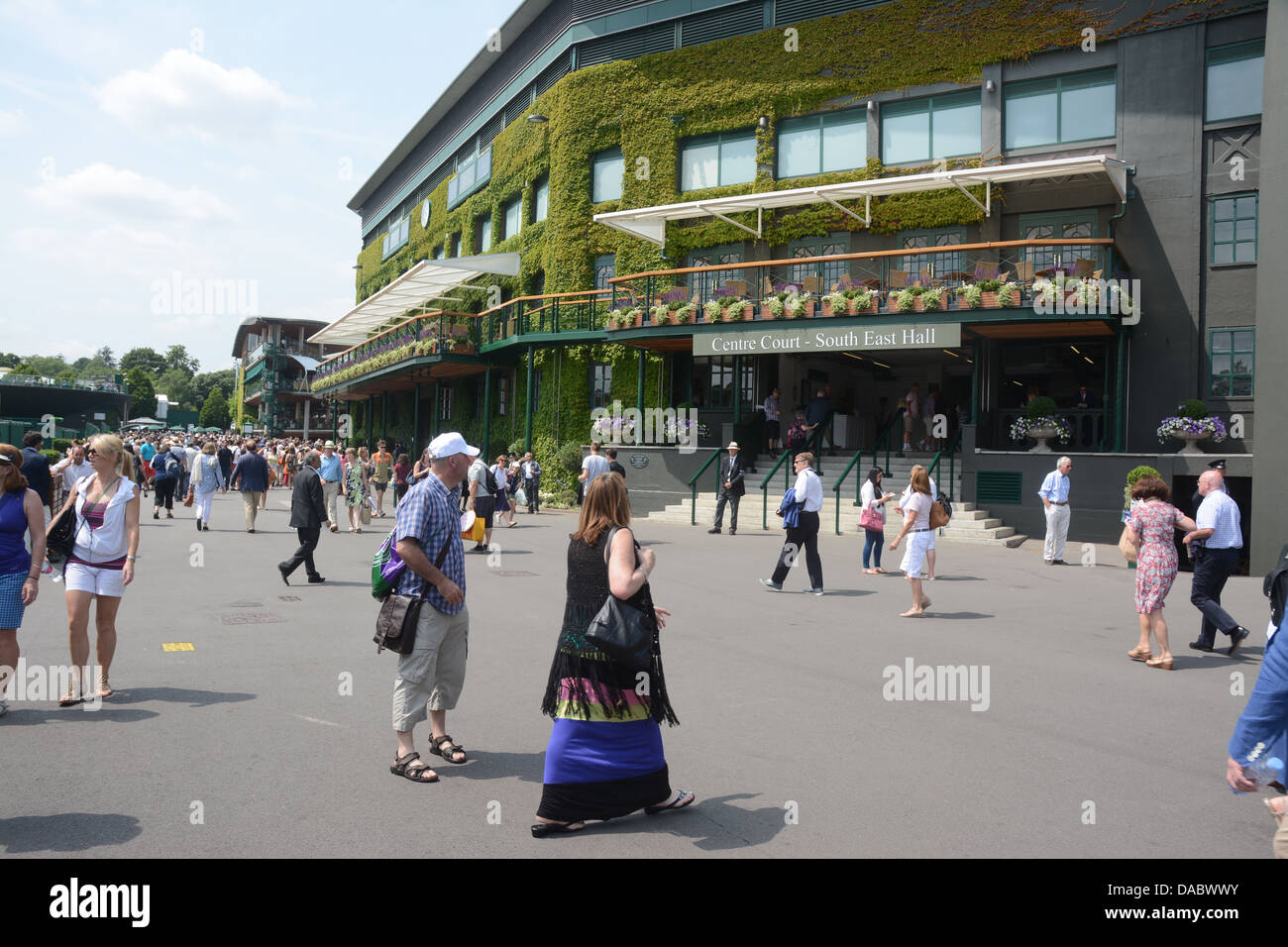Menschen die All England Tennis Club herumlaufen, während die 2013 Tennis Championships in Wimbledon Centre Court South East Hall Stockfoto