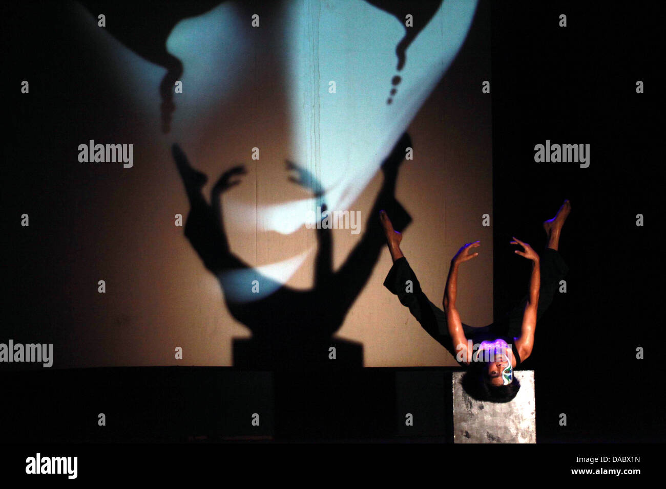 Exposé der zeitgenössischen Tanz des Lebens "Ultraviolett" erfolgt Stockfoto