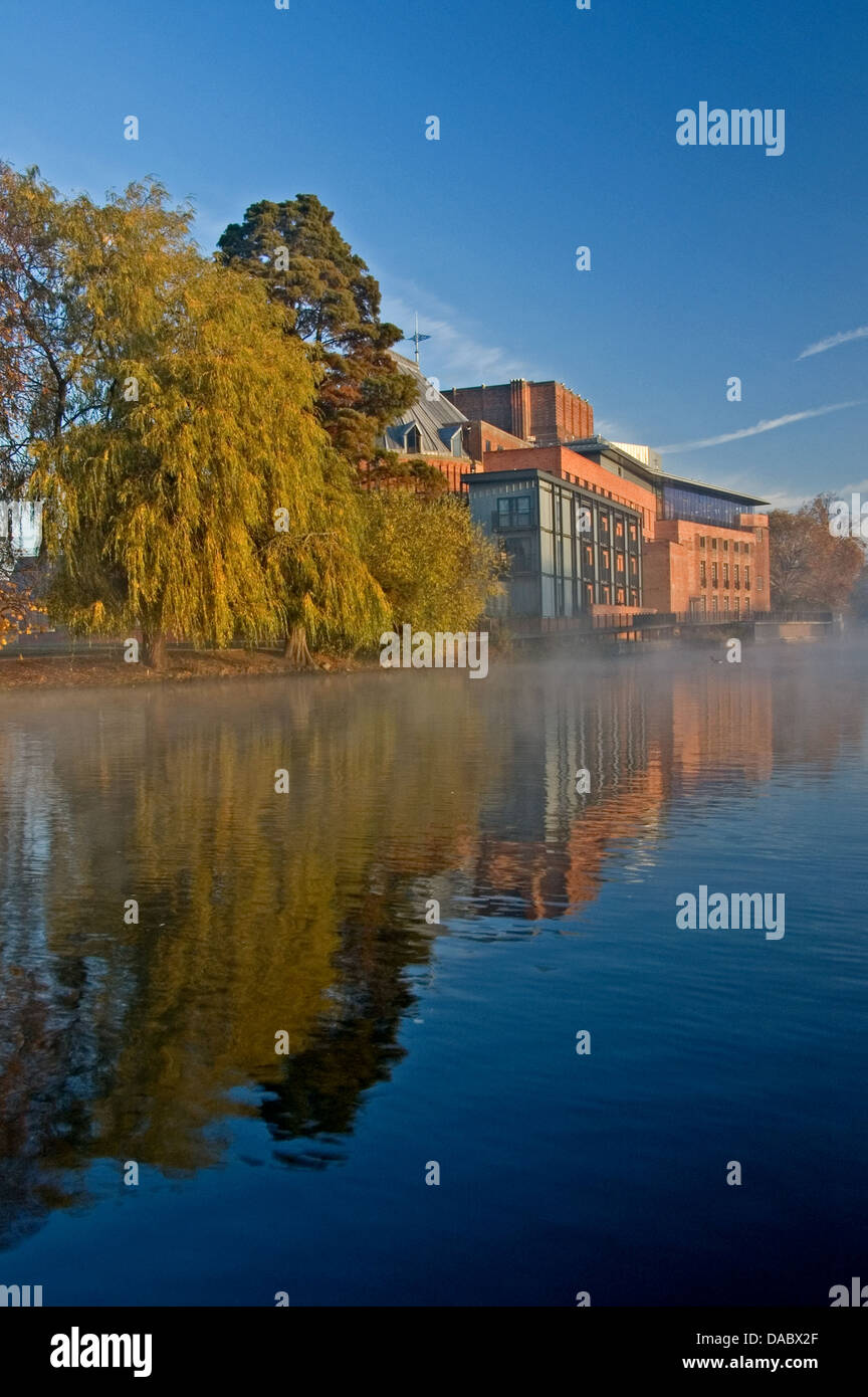 Stratford upon Avon, Royal Shakespeare Theatre am Ufer des Flusses Avon an einem nebligen herbstlichen Morgen. Stockfoto