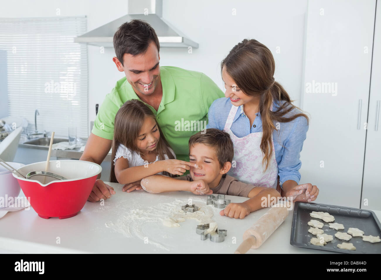 Schwester, Mehl über die Nase ihres Bruders Stockfoto