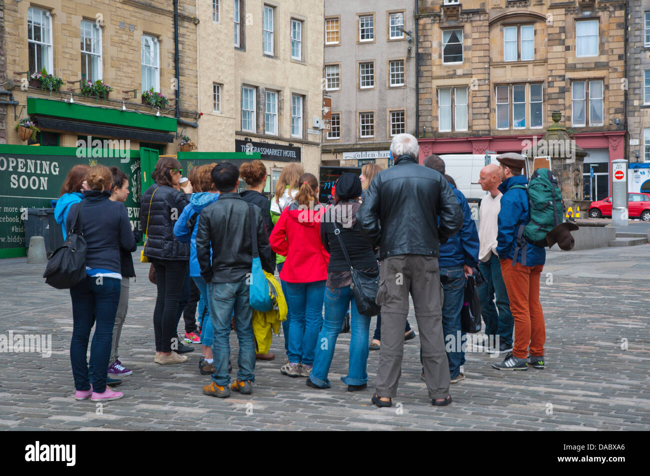 Reisegruppe mit einem Reiseführer Grassmarket Altstadt Edinburgh Schottland Großbritannien UK Europe Stockfoto