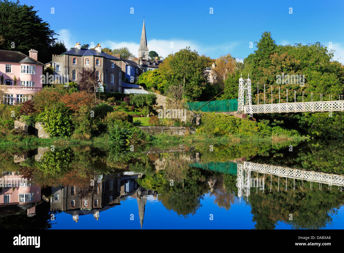 Reflexion von Häusern auf den Fluss Lee in der Nähe von Fitzgerald Park, Mardyke, Stadt Cork, County Cork, Munster, Irland Stockfoto