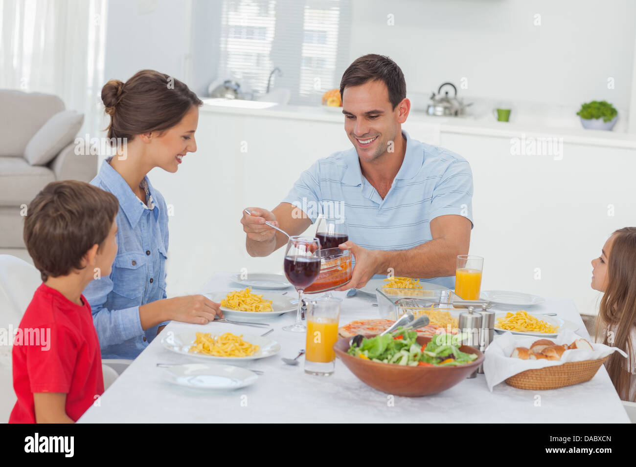 Man serviert Frau während des Abendessens Stockfoto