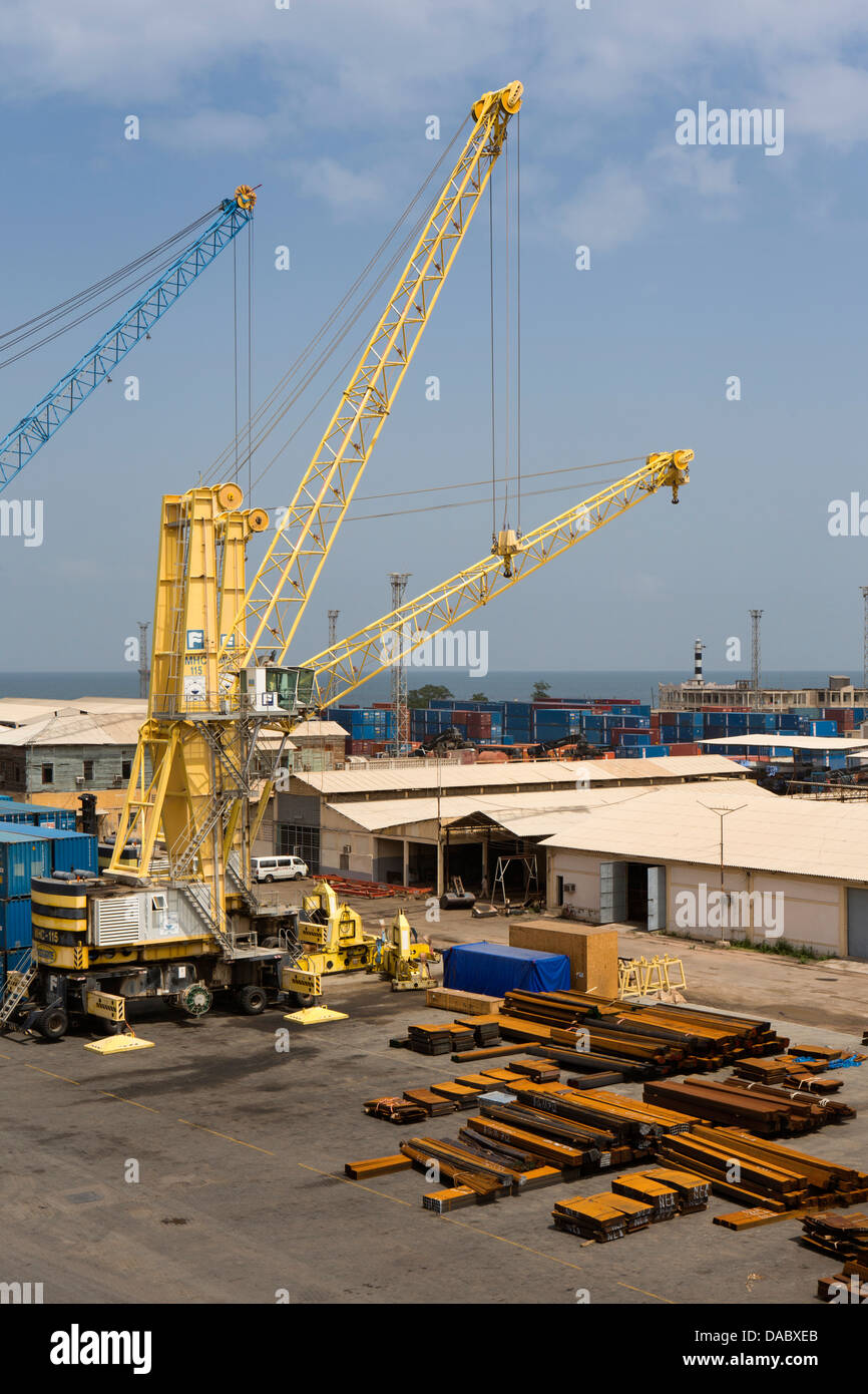 Afrika, Eritrea, Massawa, Hafen, Kräne über gewerbliche Tätigkeit am Kai Stockfoto