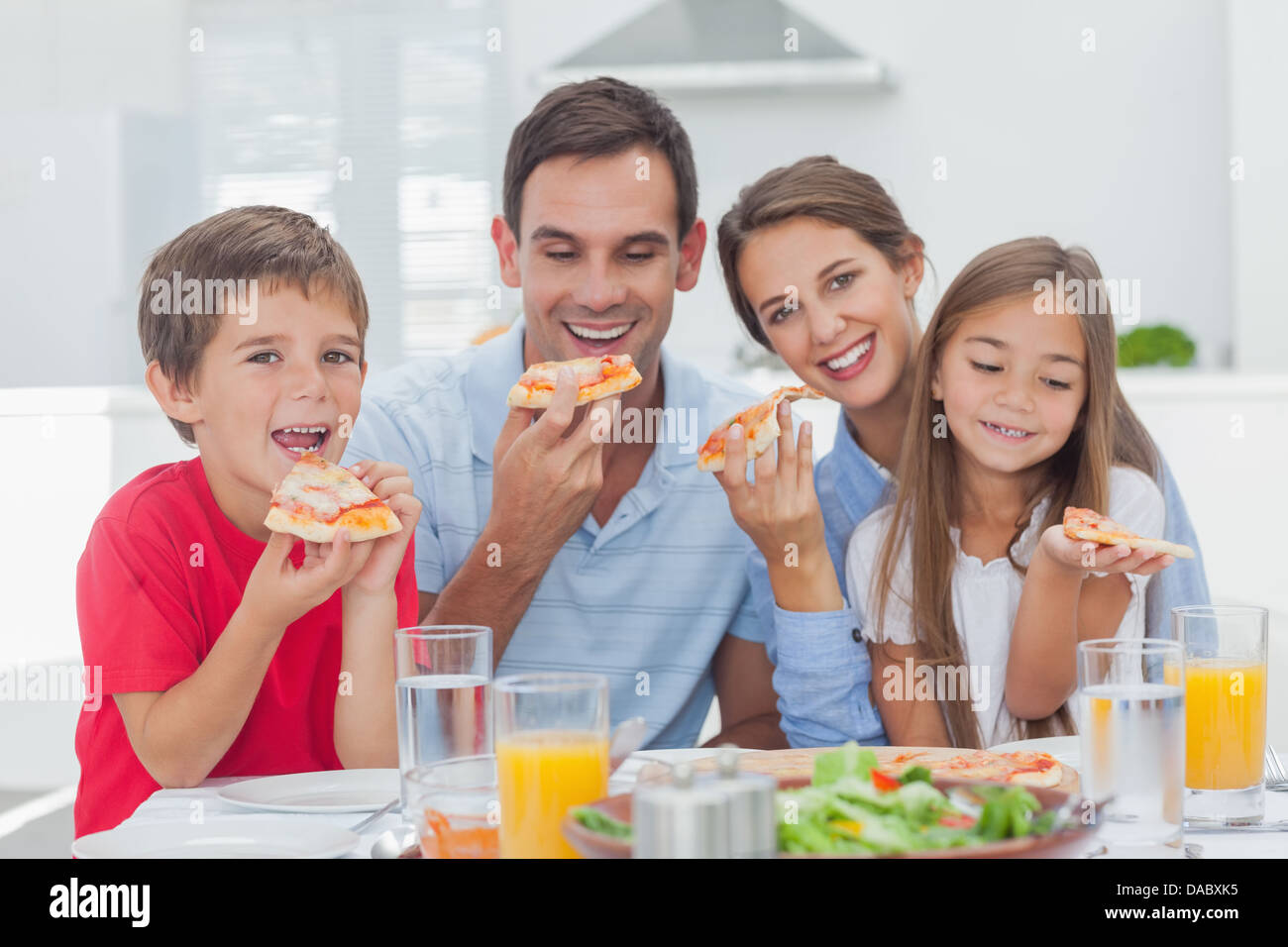 Familie Essen Pizza Scheiben Stockfoto