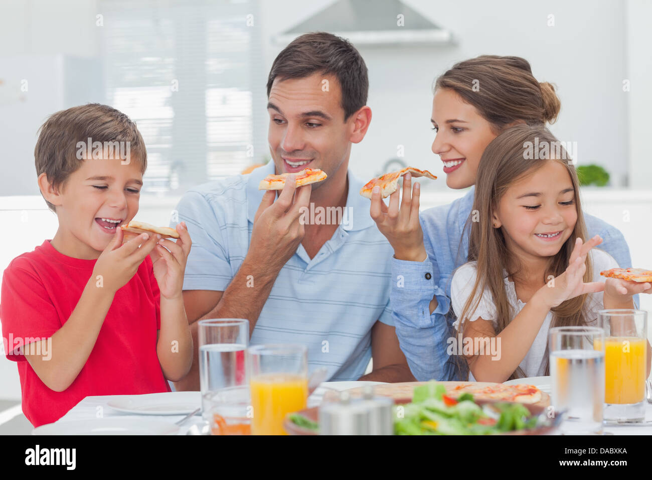 Glückliche Familie Essen Pizza Scheiben Stockfoto