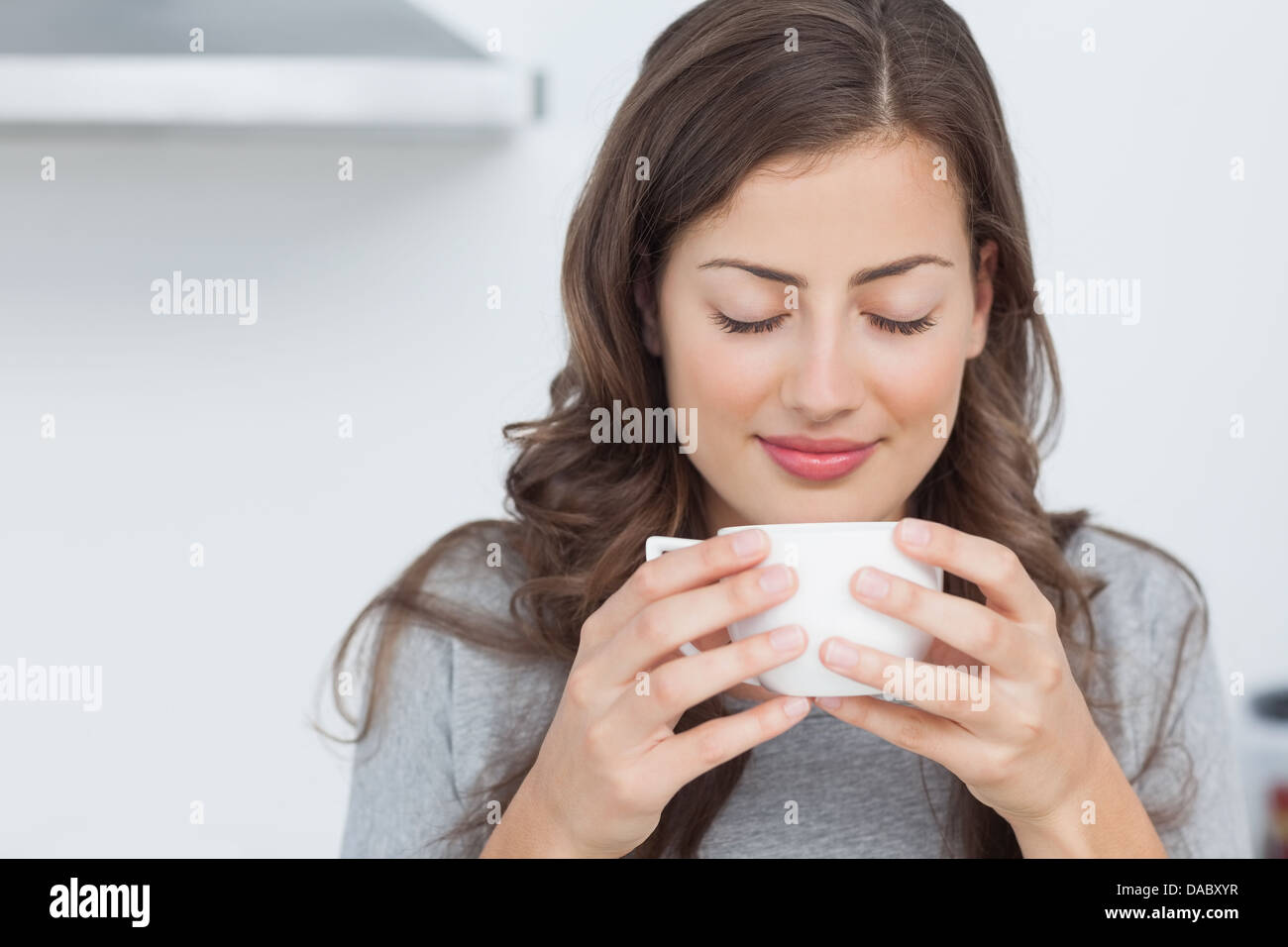 Frau mit dem Geruch von Kaffee wach Stockfoto