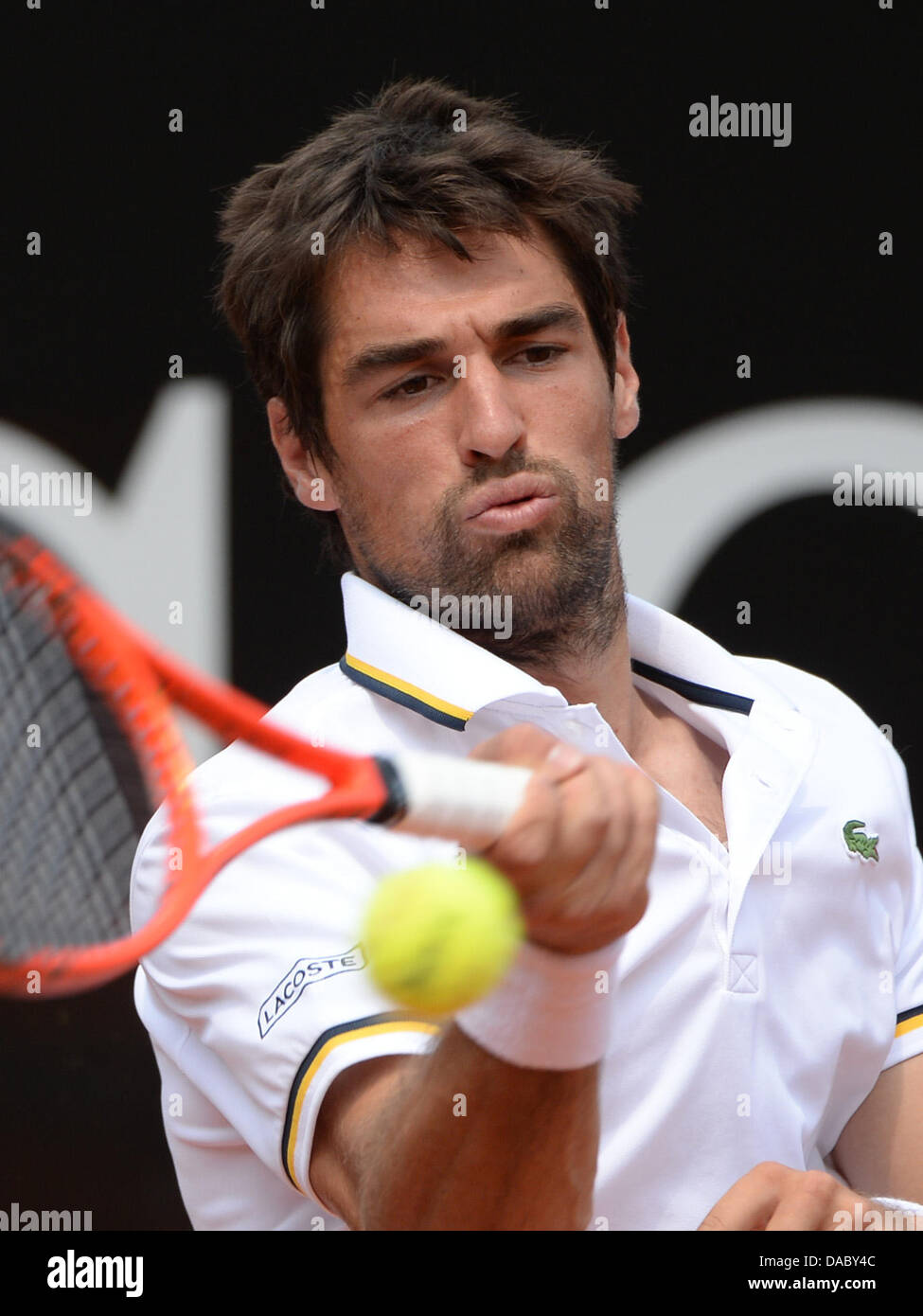 Jeremy Chardy aus Frankreich spielt eine Vorhand gegen deutsche Berrer während der Runde der letzten 16 des ATP-Turniers in Stuttgart, Deutschland, 10. Juli 2013. Foto: MARIJAN MURAT Stockfoto