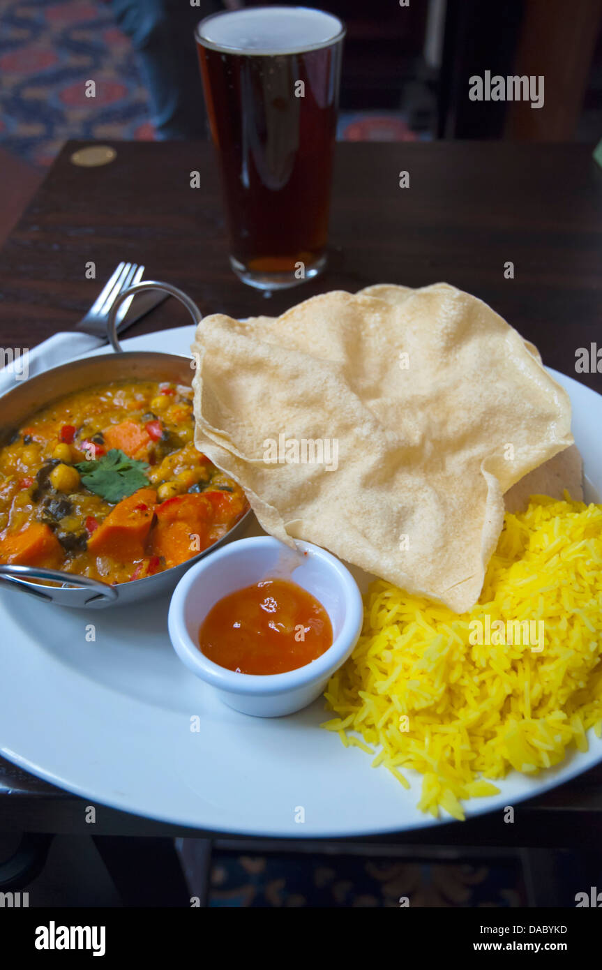 Gasthaus Curry Club vegetarische Indisch essen mit Reis Papadams und Chutney Glasgow Schottland Großbritannien UK Europe Stockfoto