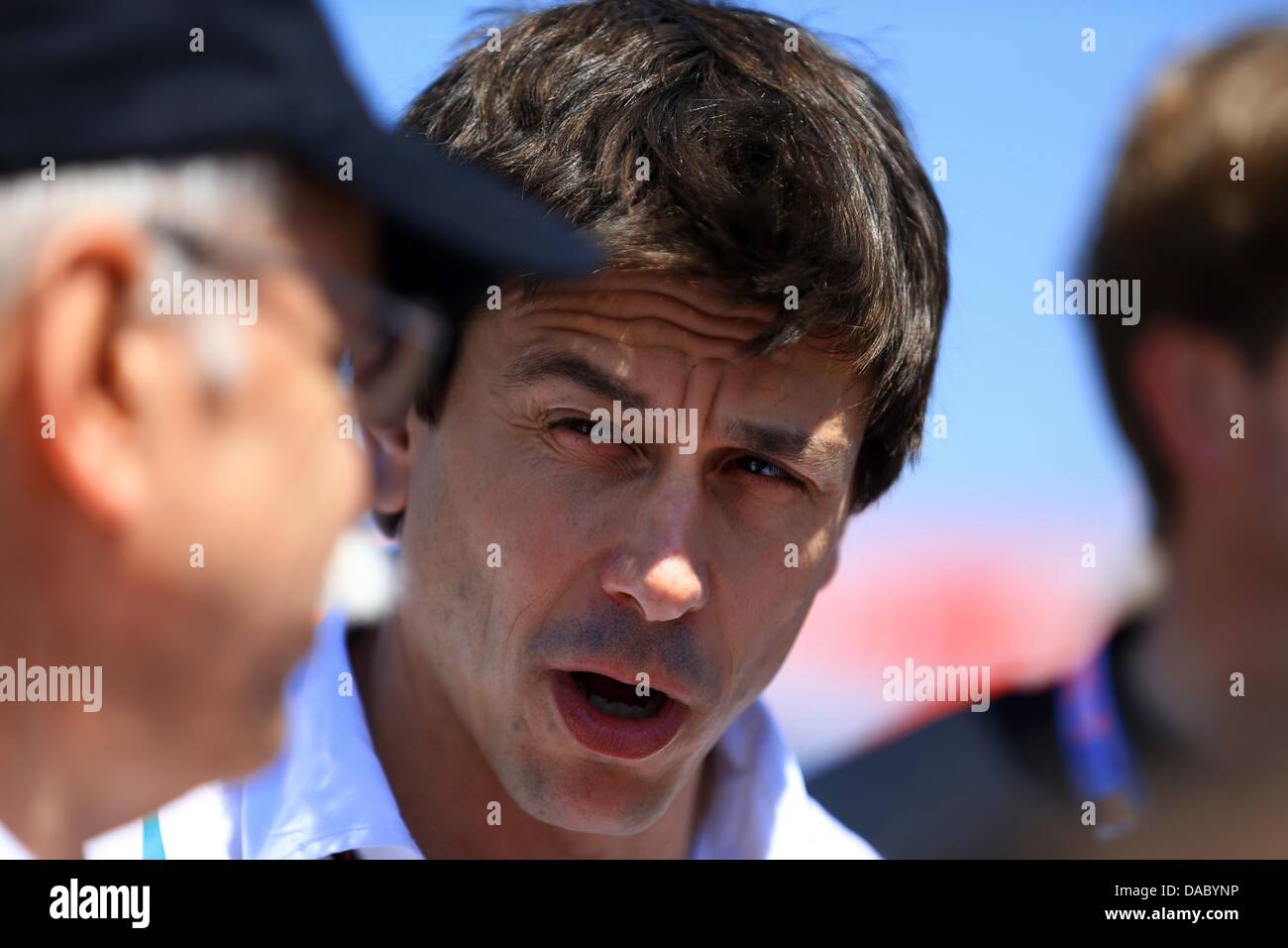 Der geschäftsführende Direktor des österreichischen Torger Christian "Toto" Wolff, Mercedes AMG spricht, Vorstandsvorsitzender der Daimler AG, deutsche Dieter Zetsche (L), auf der Rennstrecke Nürburgring in Nuerburg, Deutschland, 7. Juli 2013. Foto: Jens Büttner/dpa Stockfoto