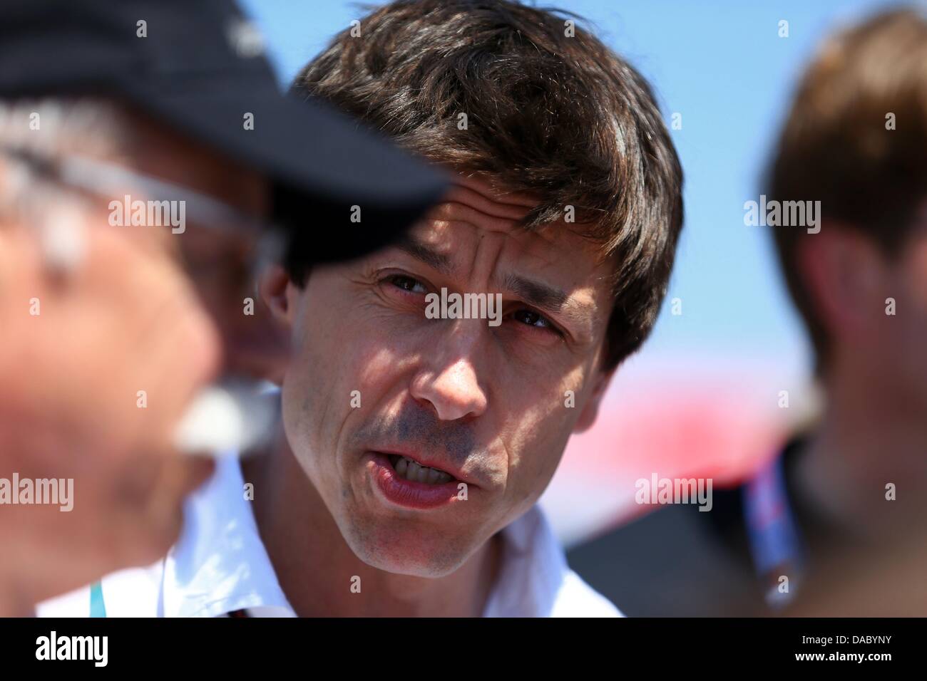 Der geschäftsführende Direktor des österreichischen Torger Christian "Toto" Wolff, Mercedes AMG spricht, Vorstandsvorsitzender der Daimler AG, deutsche Dieter Zetsche (L), auf der Rennstrecke Nürburgring in Nuerburg, Deutschland, 7. Juli 2013. Foto: Jens Büttner/dpa Stockfoto