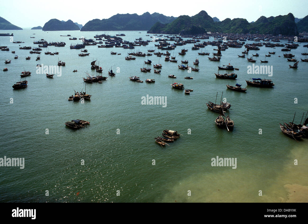 Boote in Ha Long Bay, UNESCO World Heritage Site, Vietnam, Indochina, Südostasien, Asien Stockfoto