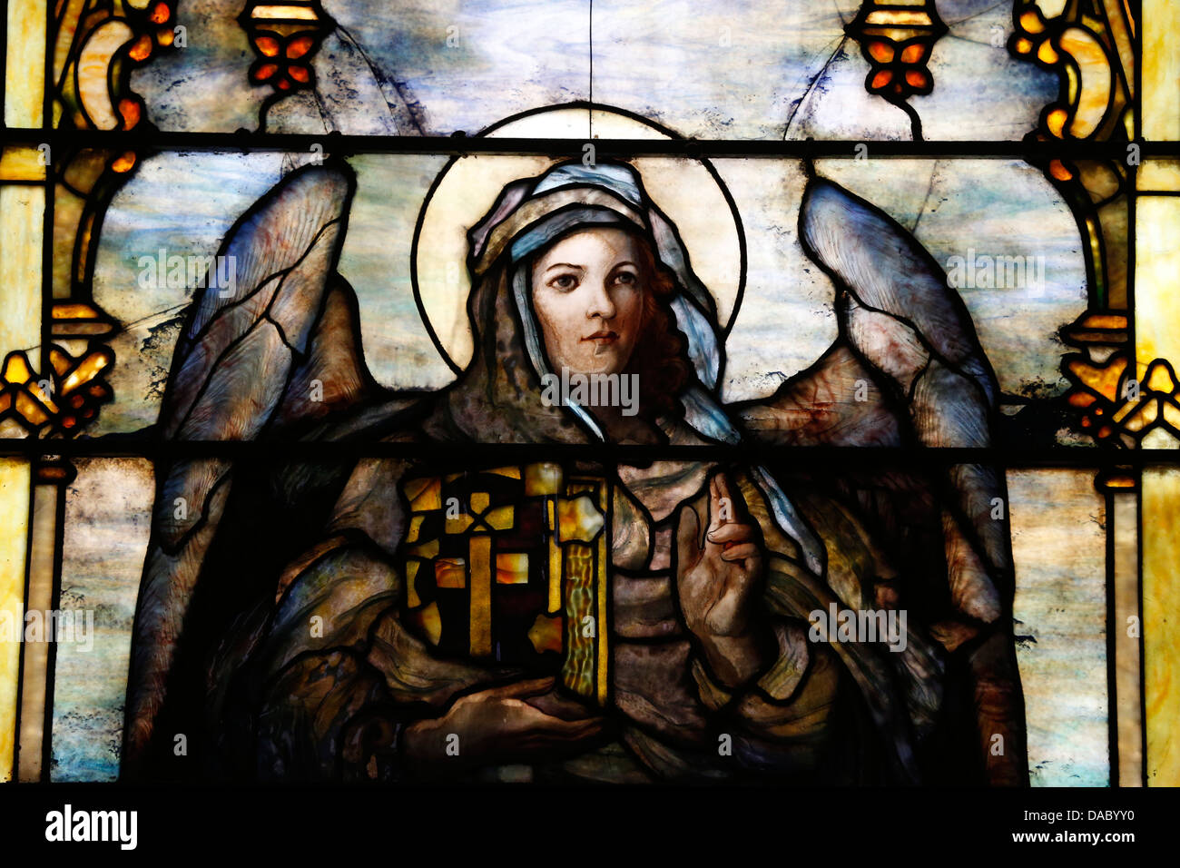 Glasfenster von Louis Comfort Tiffany zeigt einen Engel hält die Bibel, die amerikanische Kirche in Paris, Frankreich Stockfoto