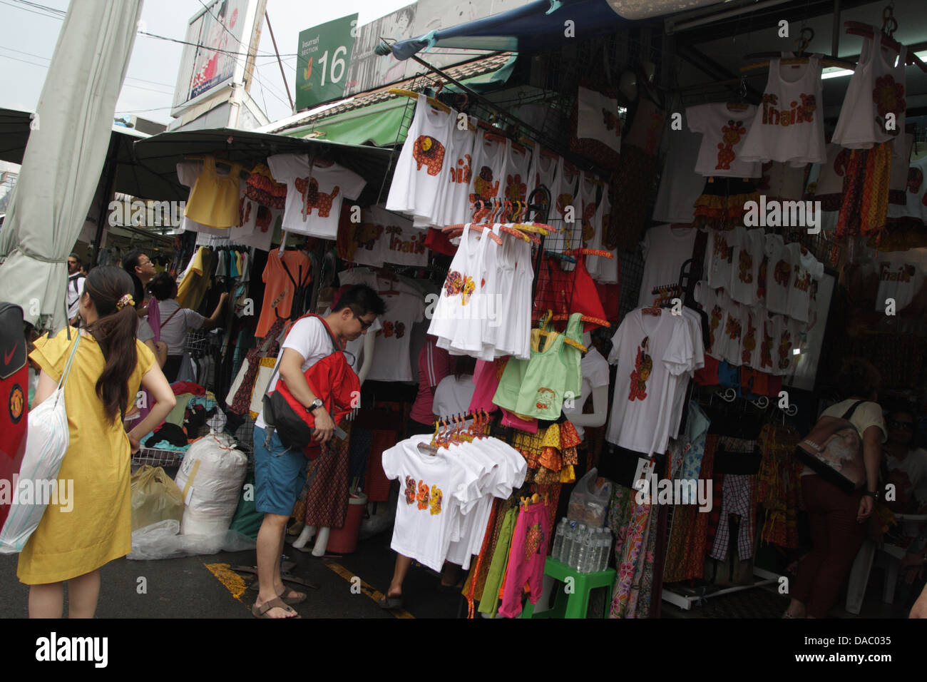 Stoff-Shop in der Wochenendmarkt Chatuchak, Bangkok, Thailand Stockfoto