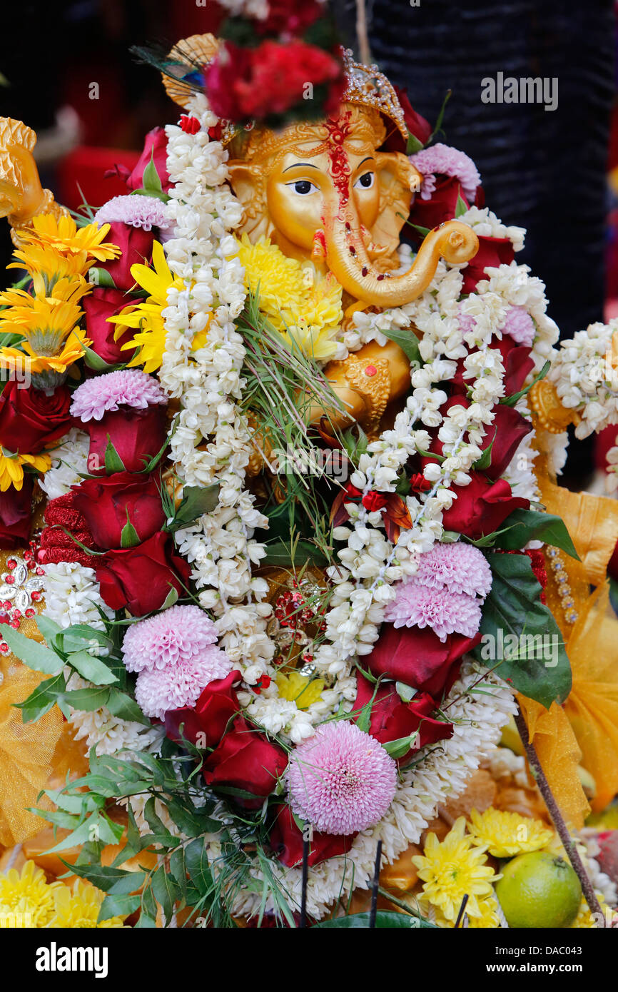 Statue der Hindu Gott Ganesh mit Girlanden, Paris, Frankreich, Europa Stockfoto