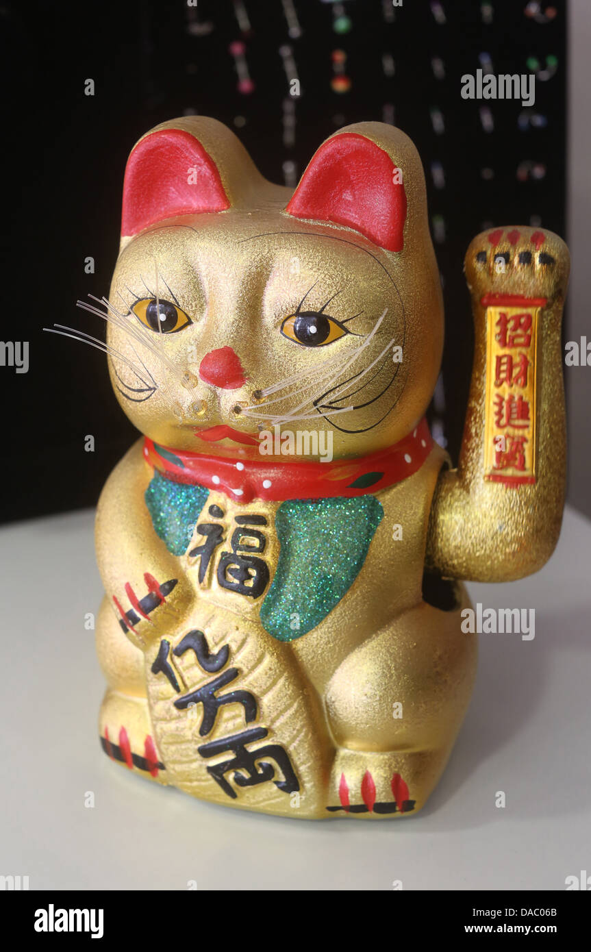 Die Maneki Neko (einladende Cat) (Lucky Cat) (Geld Katze) (Vermögen), ein chinesisches Symbol in Seine-et-Marne, Frankreich, Europa Stockfoto