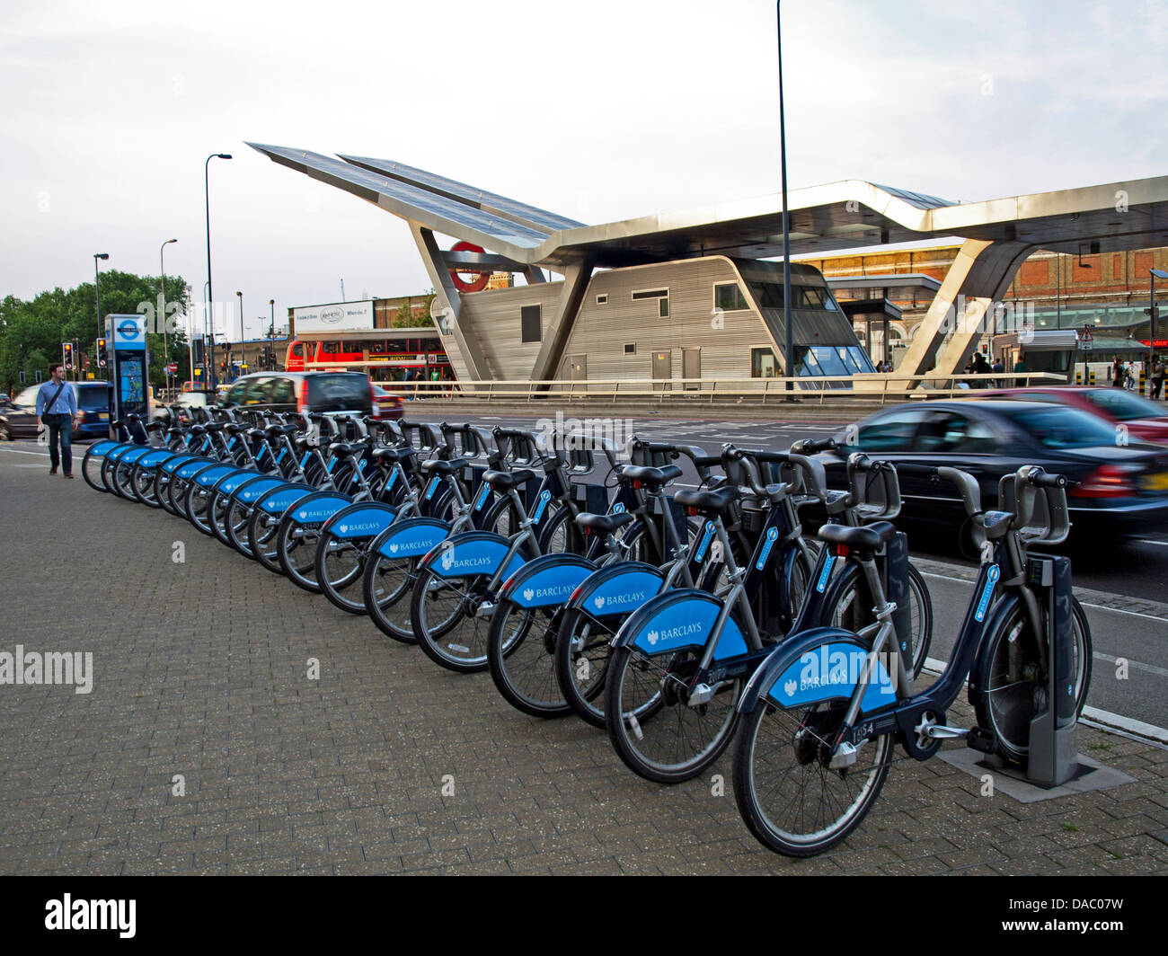 'Boris Bike' Vermietung Fahrradständer zeigt Vauxhall Station, London, England, Vereinigtes Königreich Stockfoto