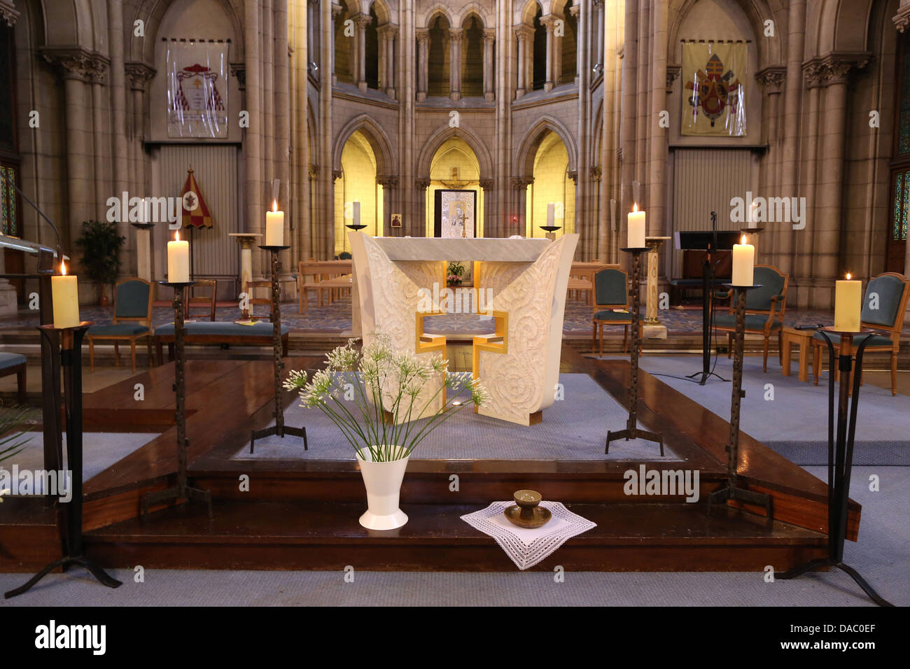 Der Altar in der Kirche Notre-Dame du Perpetuel Secours, Paris, Frankreich, Europa Stockfoto
