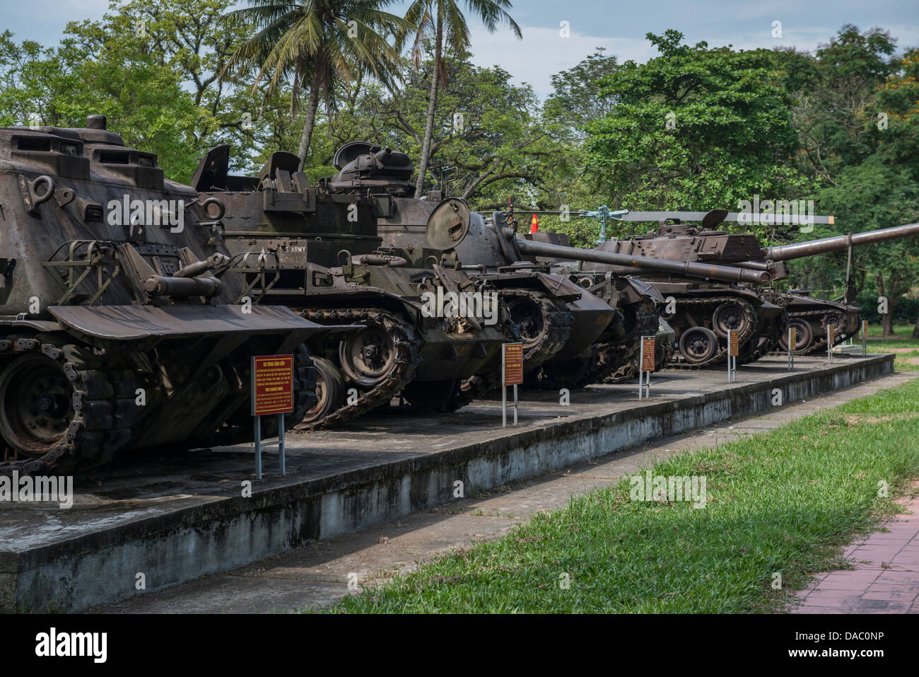 Erbeuteten amerikanischen und South Republic vietnamesischen Armee Panzer und gepanzerte Transport im Militärmuseum von Hue, Vietnam Stockfoto